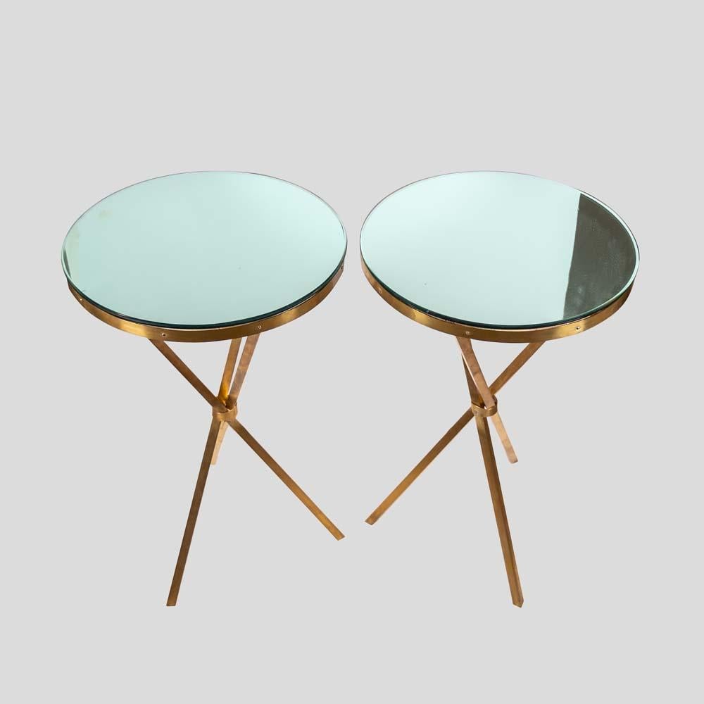 Milieu du XXe siècle Paire de design italien en laiton des années 1970  et tables d'appoint à base tripode en verre en vente