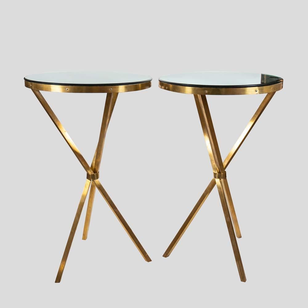 Laiton Paire de design italien en laiton des années 1970  et tables d'appoint à base tripode en verre en vente
