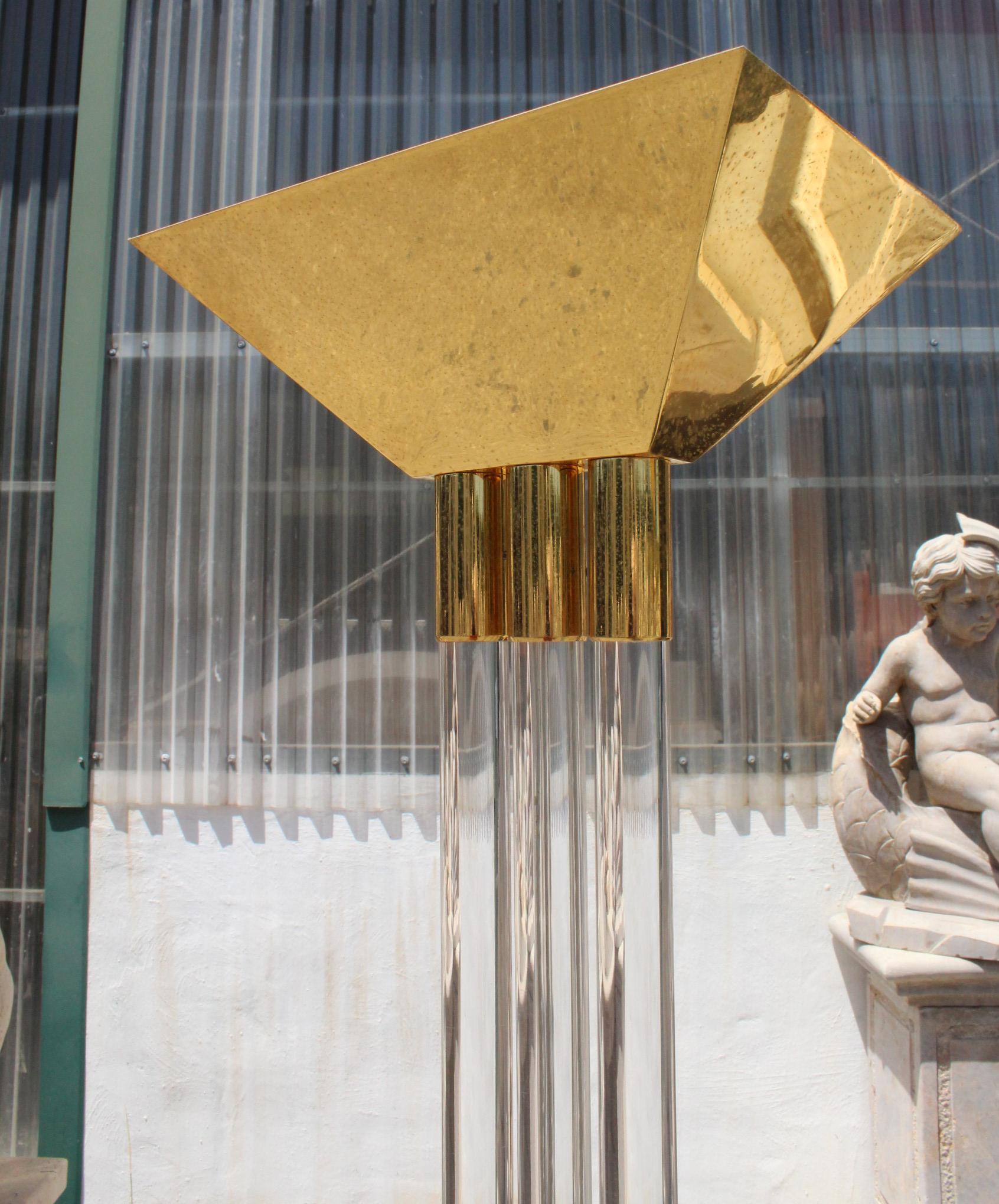Bronzo Coppia di lampade da terra italiane in ottone dorato e metacrilato degli anni '70 in vendita