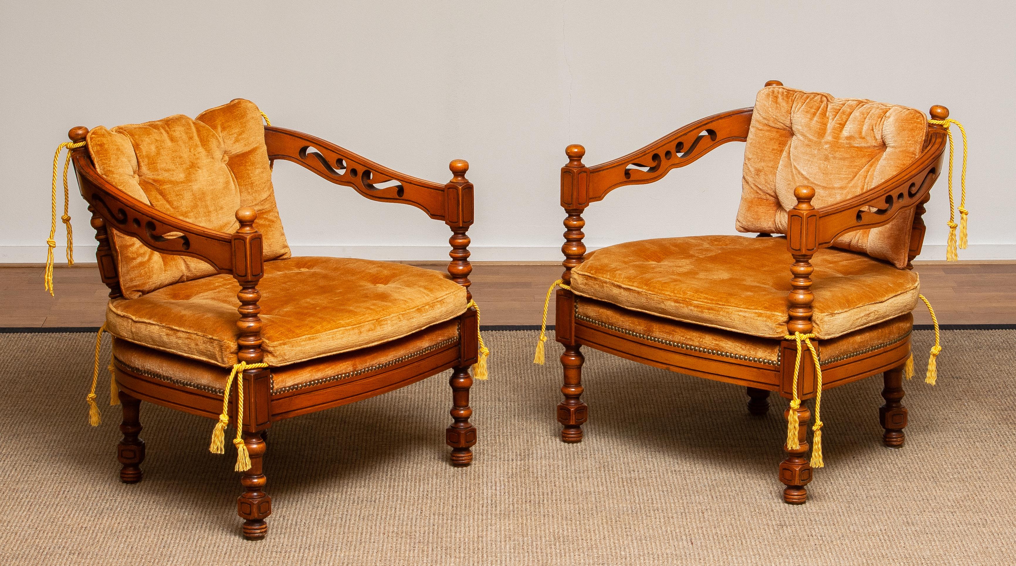 Beautiful set of two iconic classical / Art Deco style lounge / easy chairs made in the '70s from the famous Gallery Collection by Giorgetti with velvet gold / amber colored original cushions.
Both chairs are in good and comfortable condition.