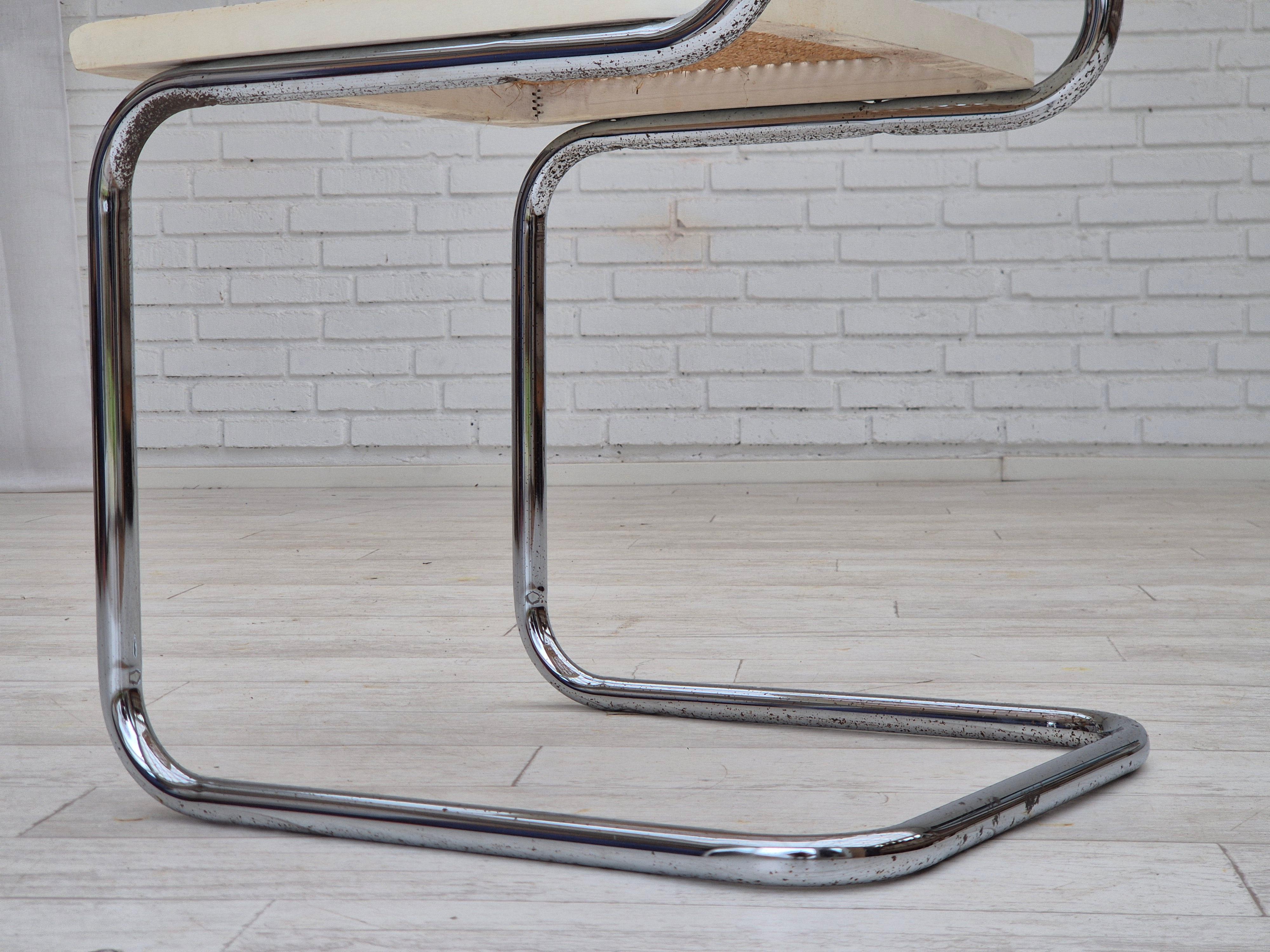 1970s, pair of Italian vintage chairs, Bauhaus style, original condition. For Sale 6