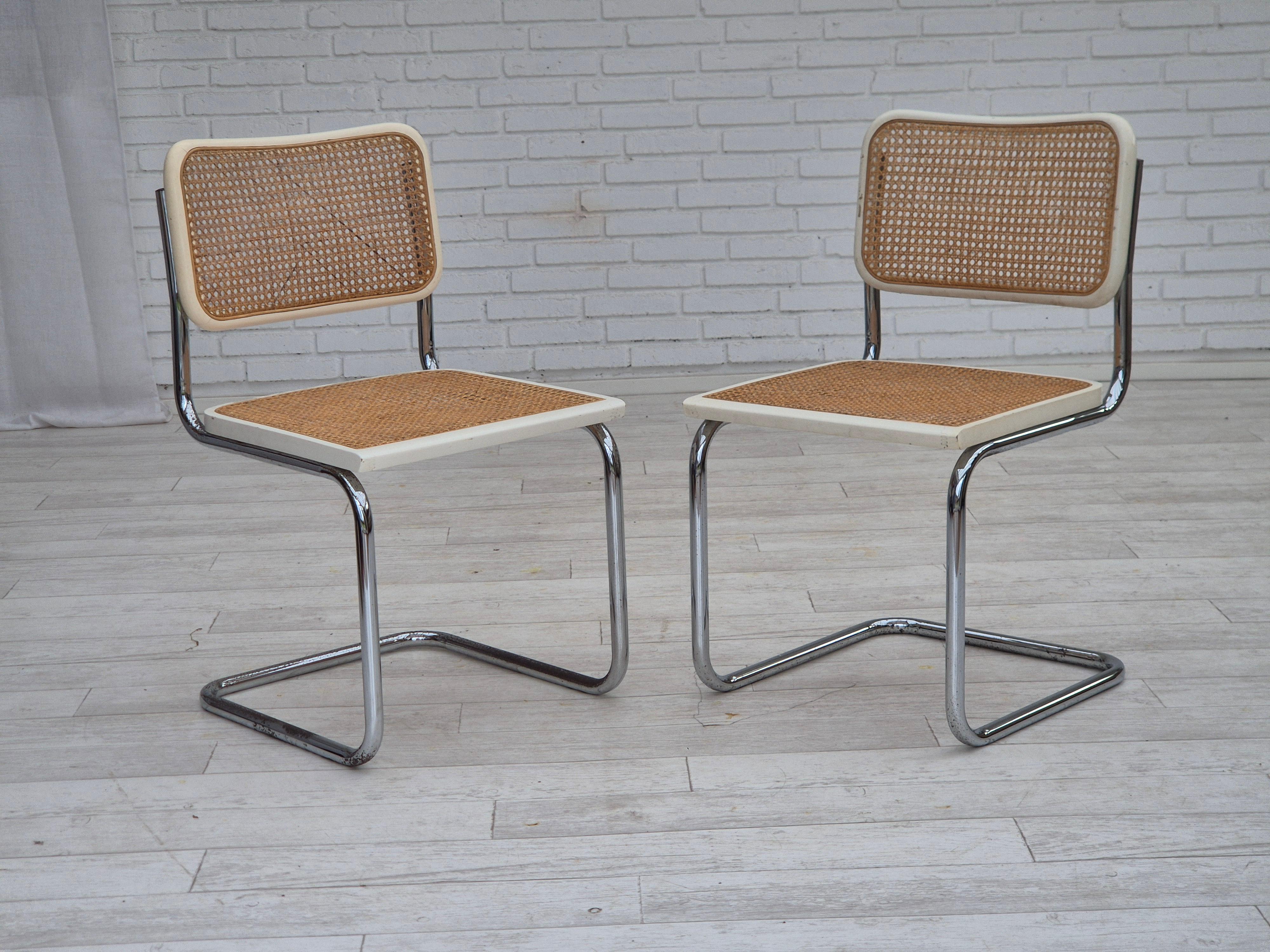 1970s, pair of Italian vintage chairs, Bauhaus style. Original condition: no smells, no stains, and stable construction. Traces of use on wood frame and chrome. Beech wood, furniture mesh, chrome steel. Manufactured by Italian furniture maker in