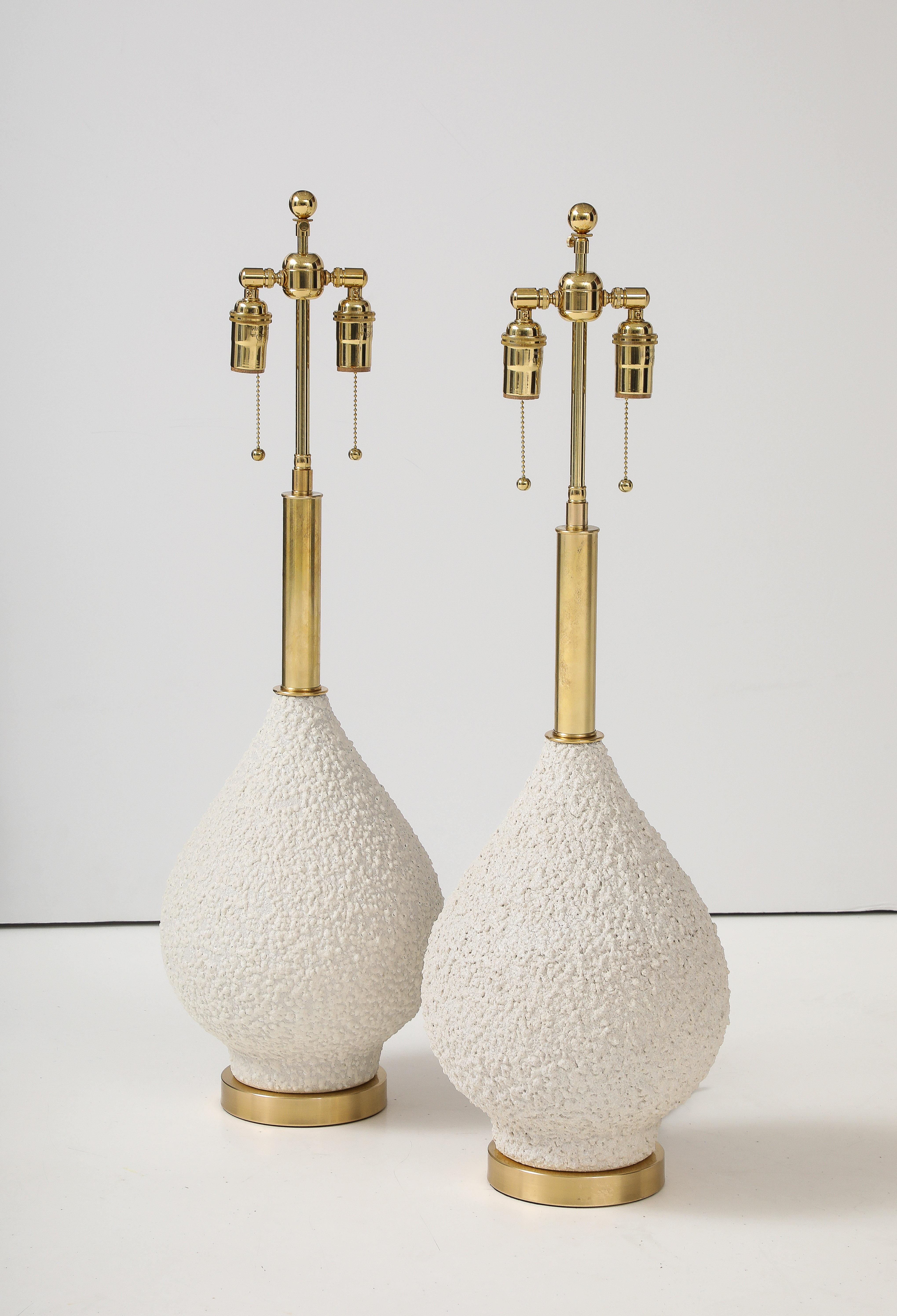 Pareja de grandes lámparas de cerámica de los años 70 con acabado de textura de palomitas de maíz Moderno de mediados de siglo en venta