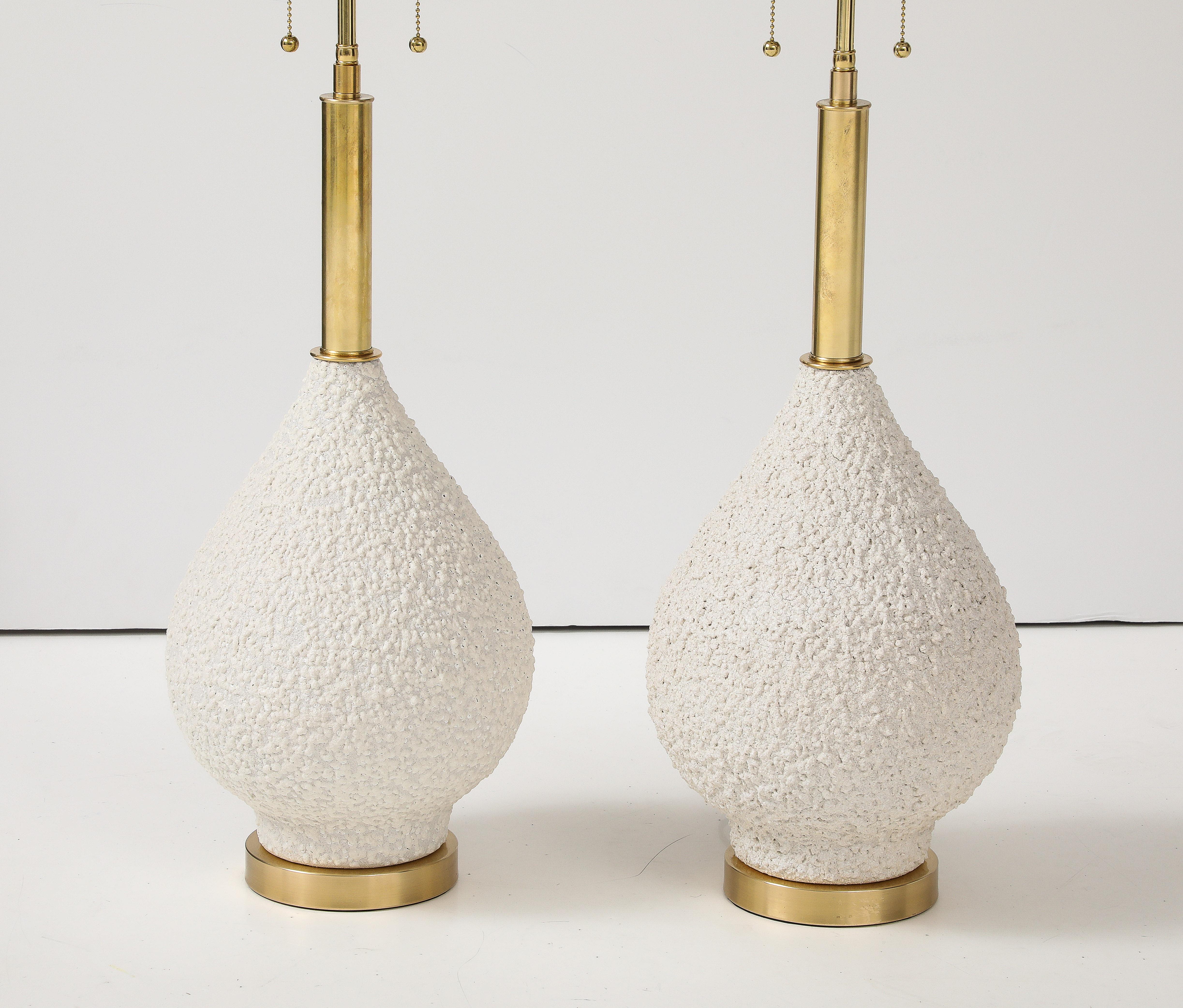 Pareja de grandes lámparas de cerámica de los años 70 con acabado de textura de palomitas de maíz en Excelente estado para la venta en New York, NY