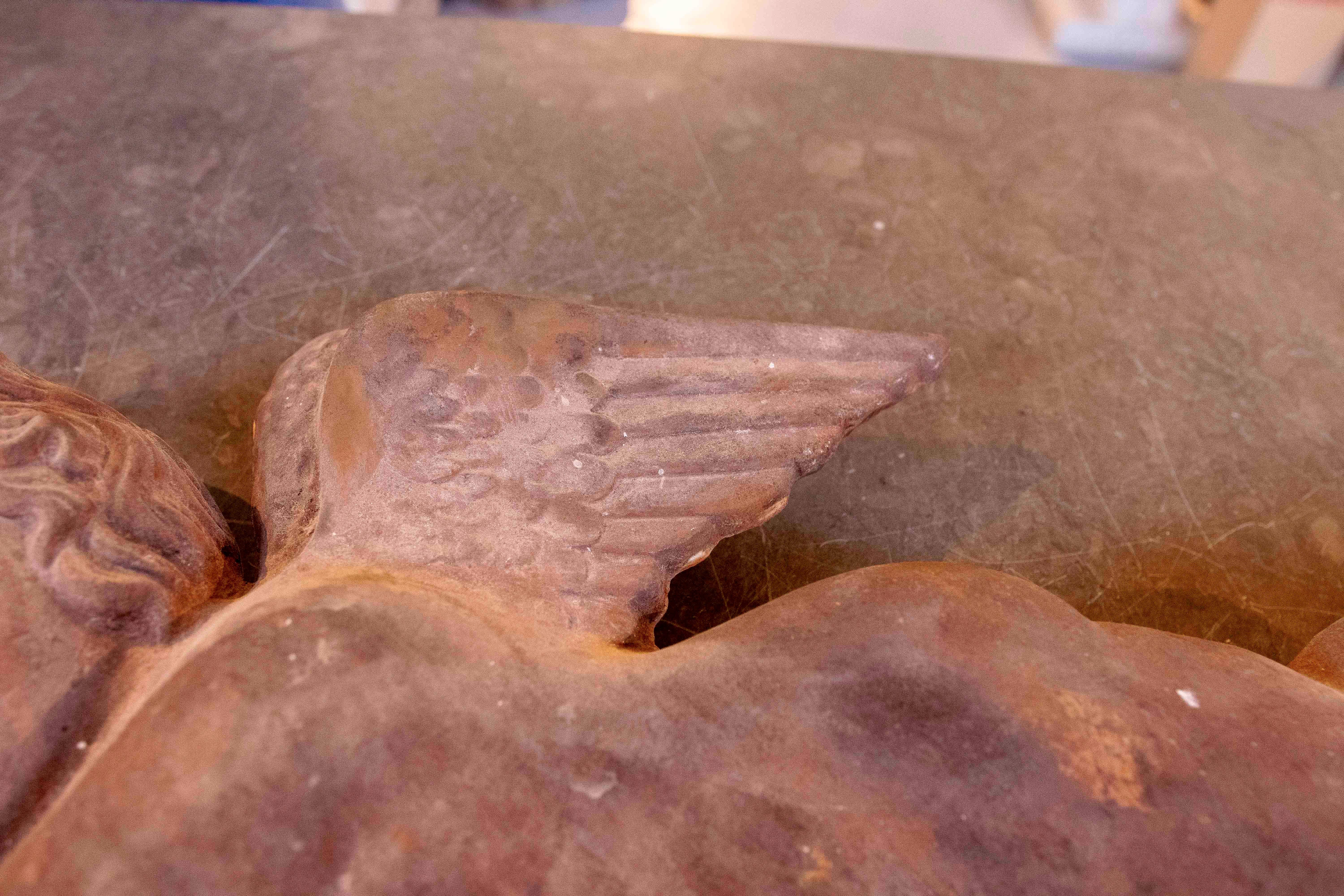 1970 Paire de grands chérubins décoratifs en fer ancien pour le mur en vente 4