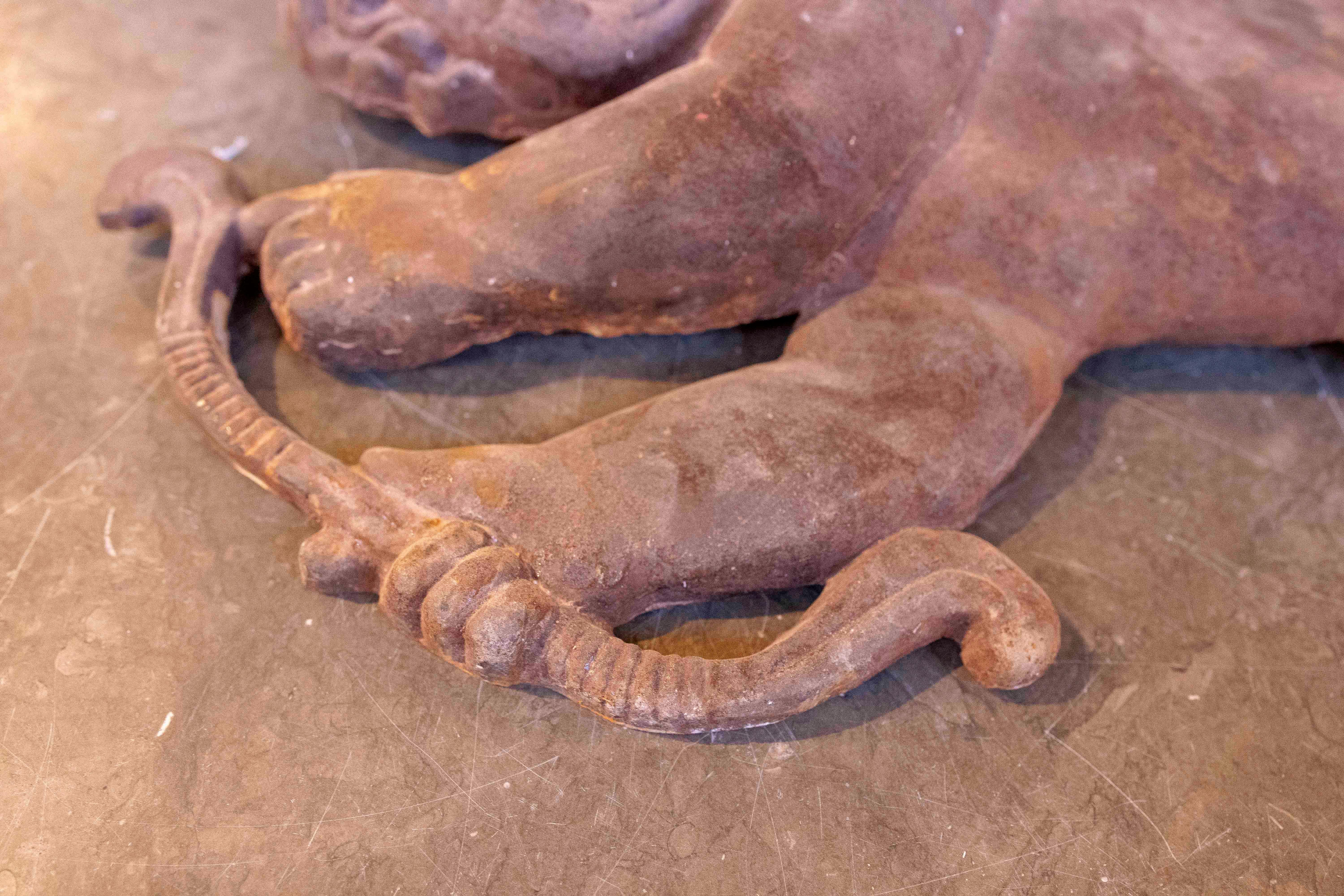 1970 Paire de grands chérubins décoratifs en fer ancien pour le mur en vente 5