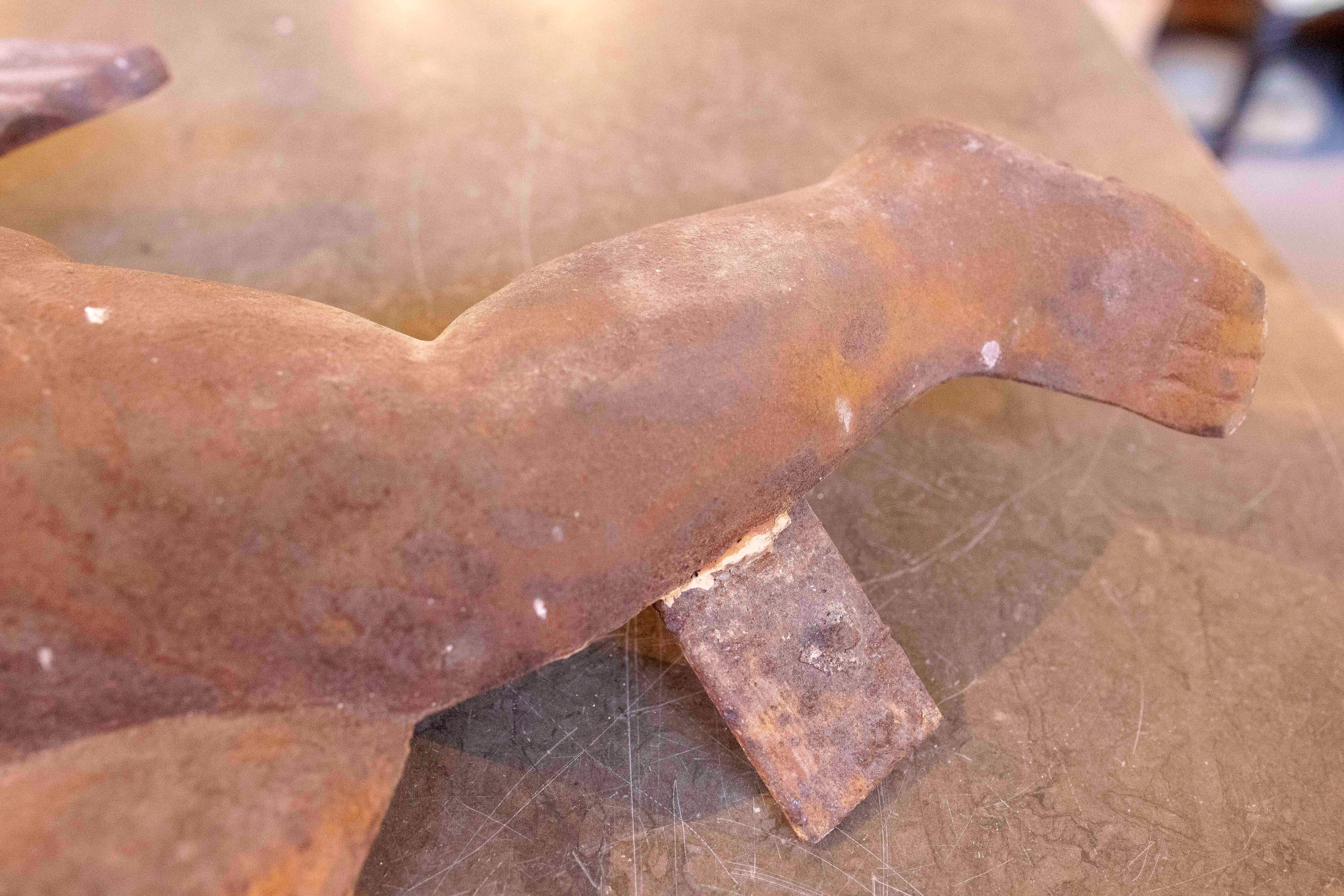 1970 Paire de grands chérubins décoratifs en fer ancien pour le mur en vente 7