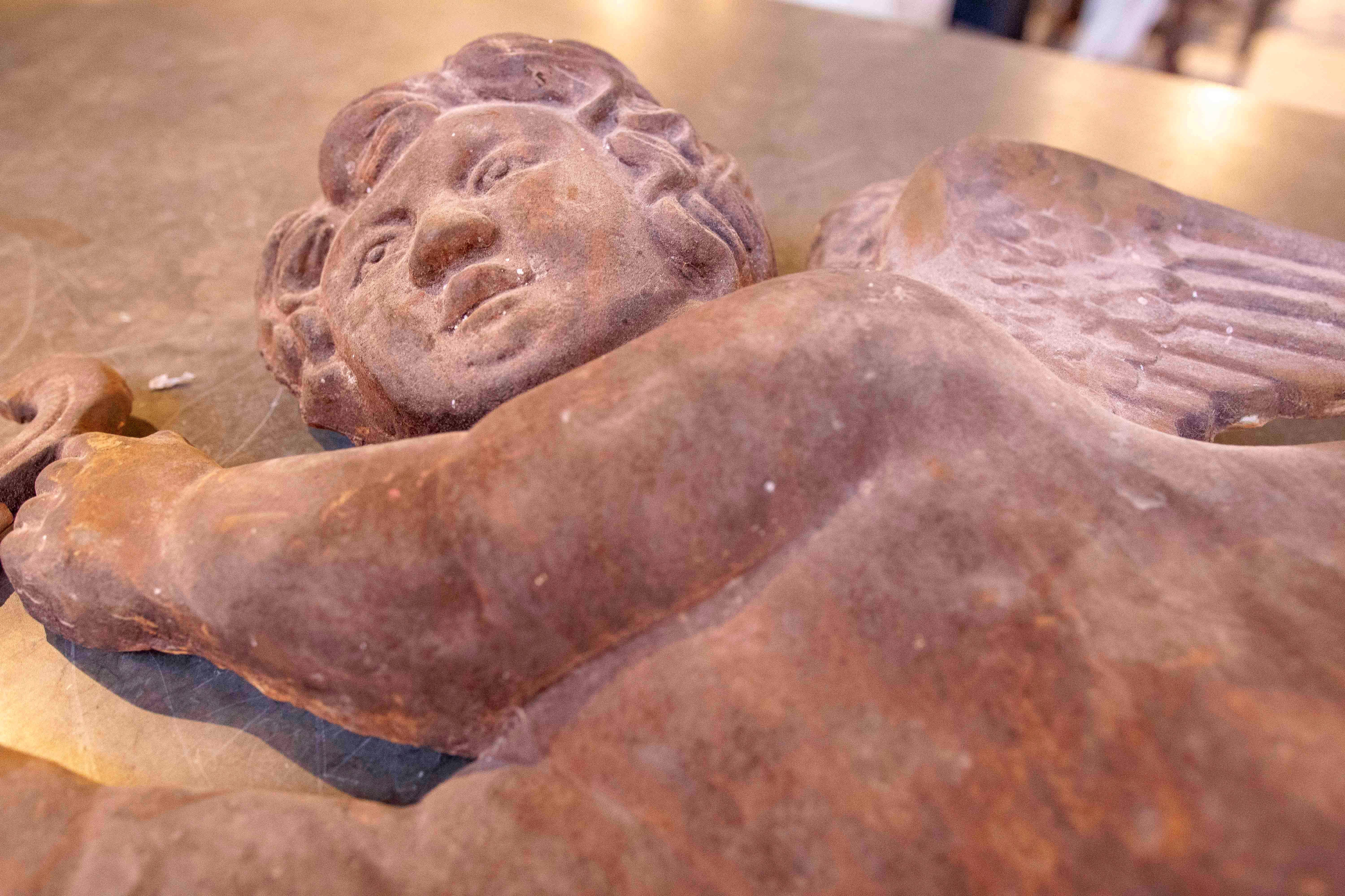 1970 Paire de grands chérubins décoratifs en fer ancien pour le mur en vente 8