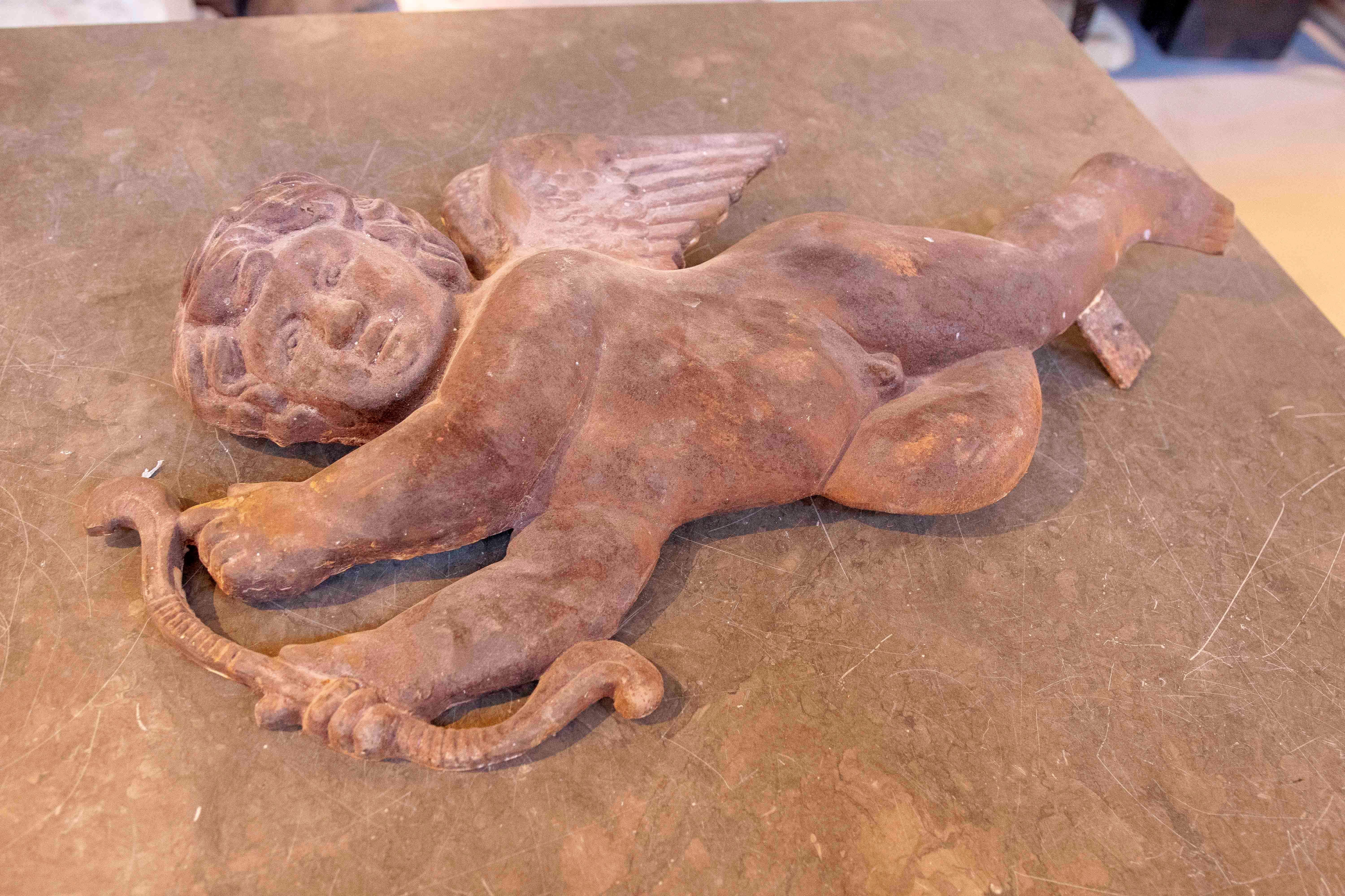 1970 Paire de grands chérubins décoratifs en fer ancien pour le mur en vente 9