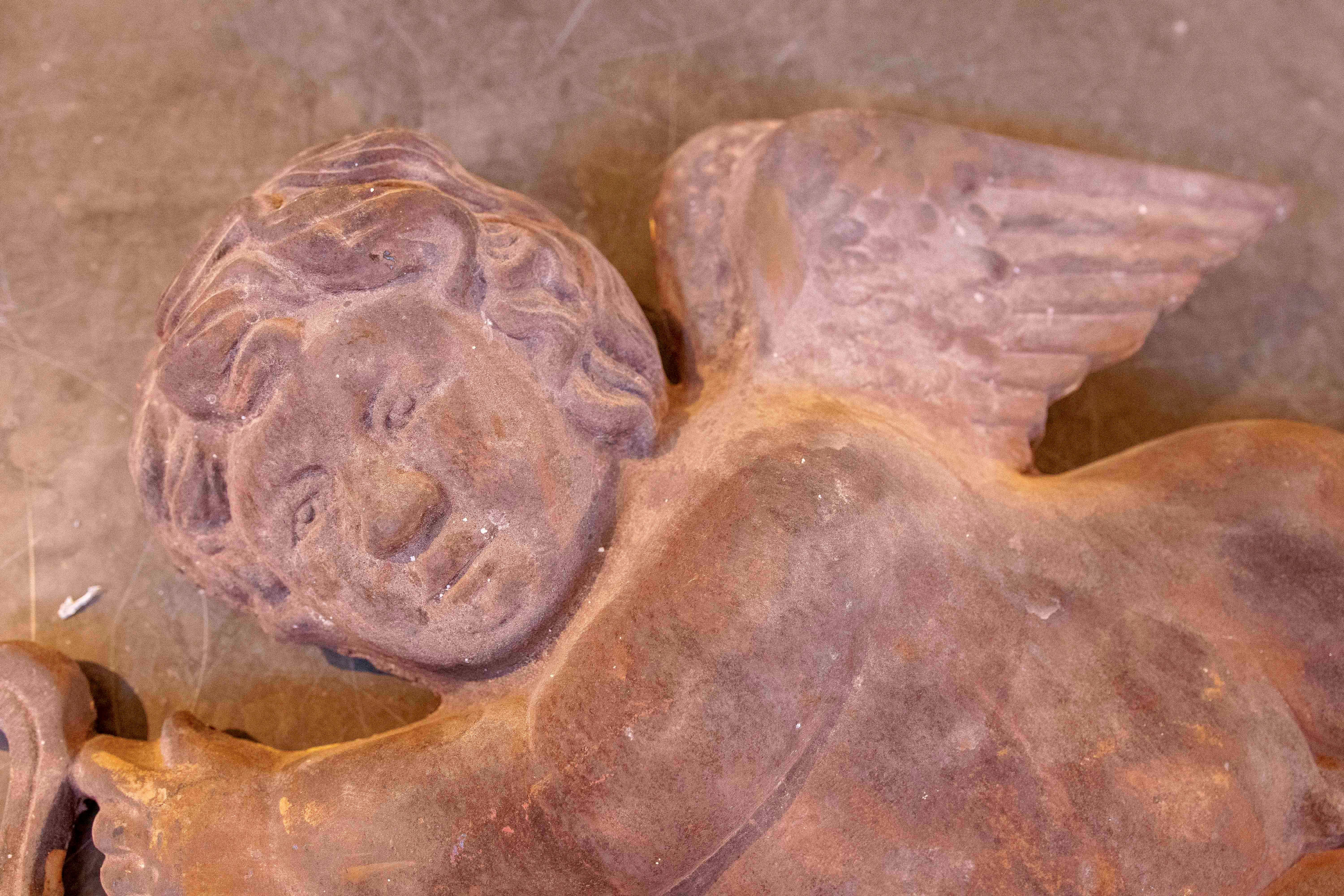 1970 Paire de grands chérubins décoratifs en fer ancien pour le mur en vente 10