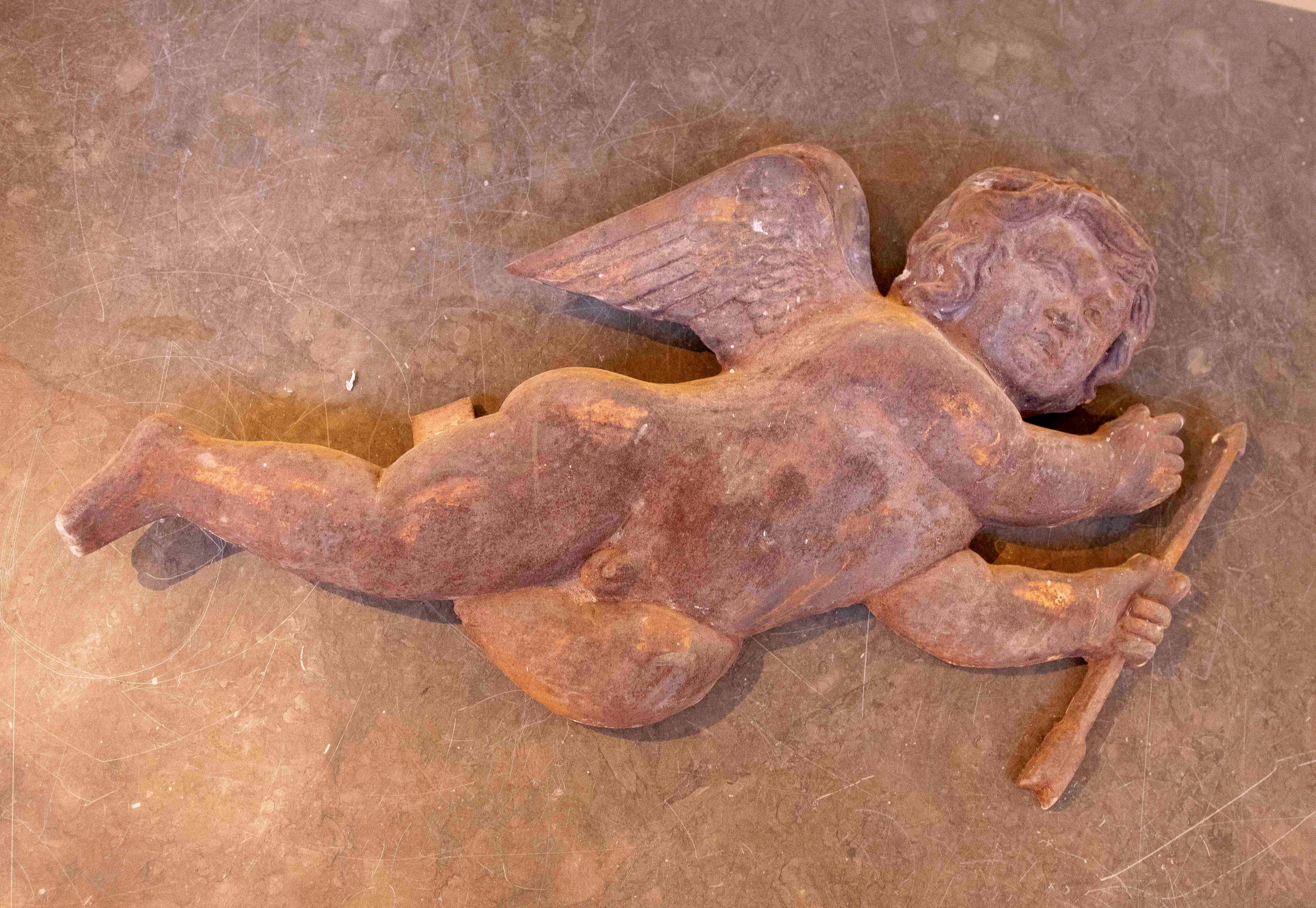 1970 Paire de grands chérubins décoratifs en fer ancien pour le mur en vente 11