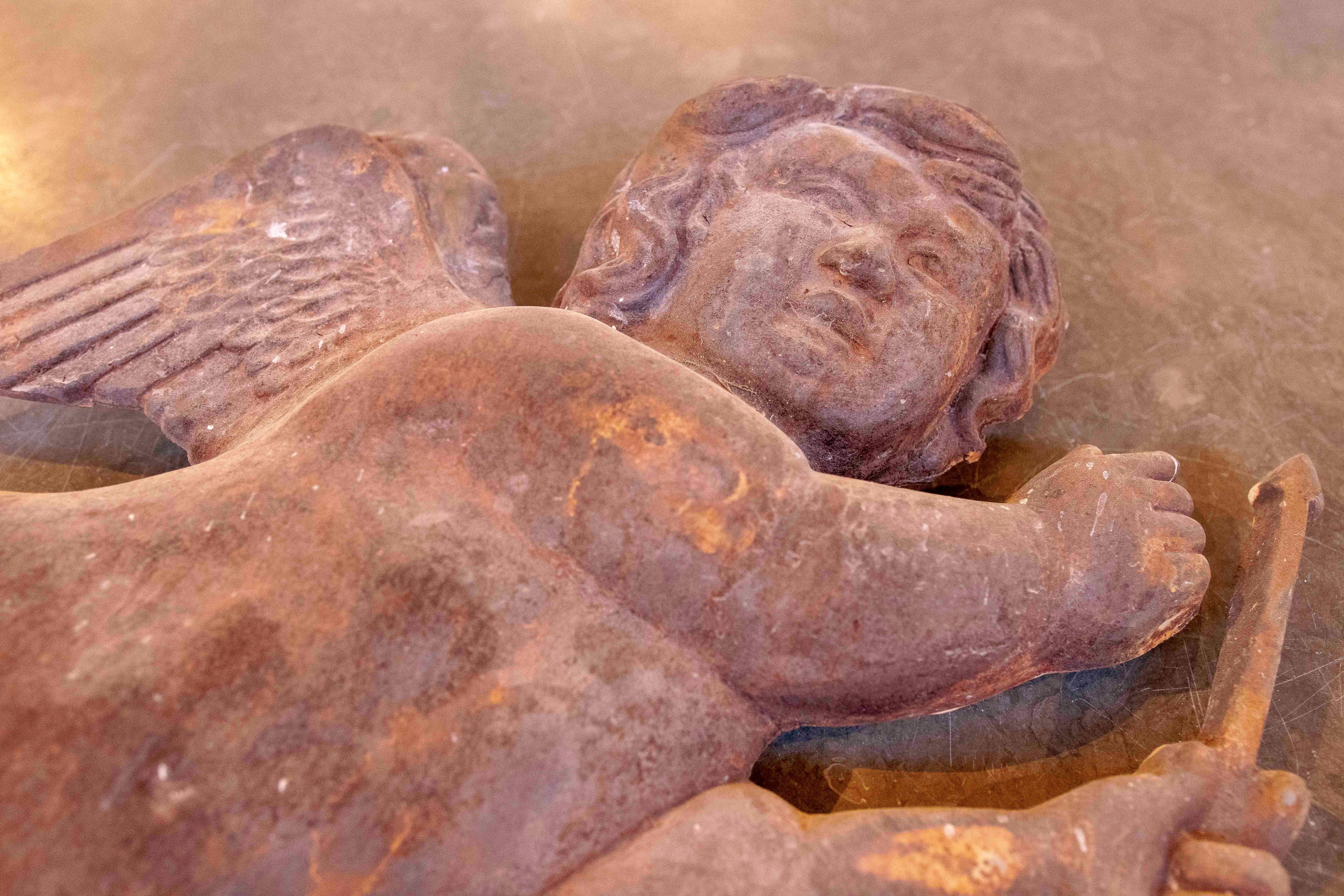 1970 Paire de grands chérubins décoratifs en fer ancien pour le mur en vente 13