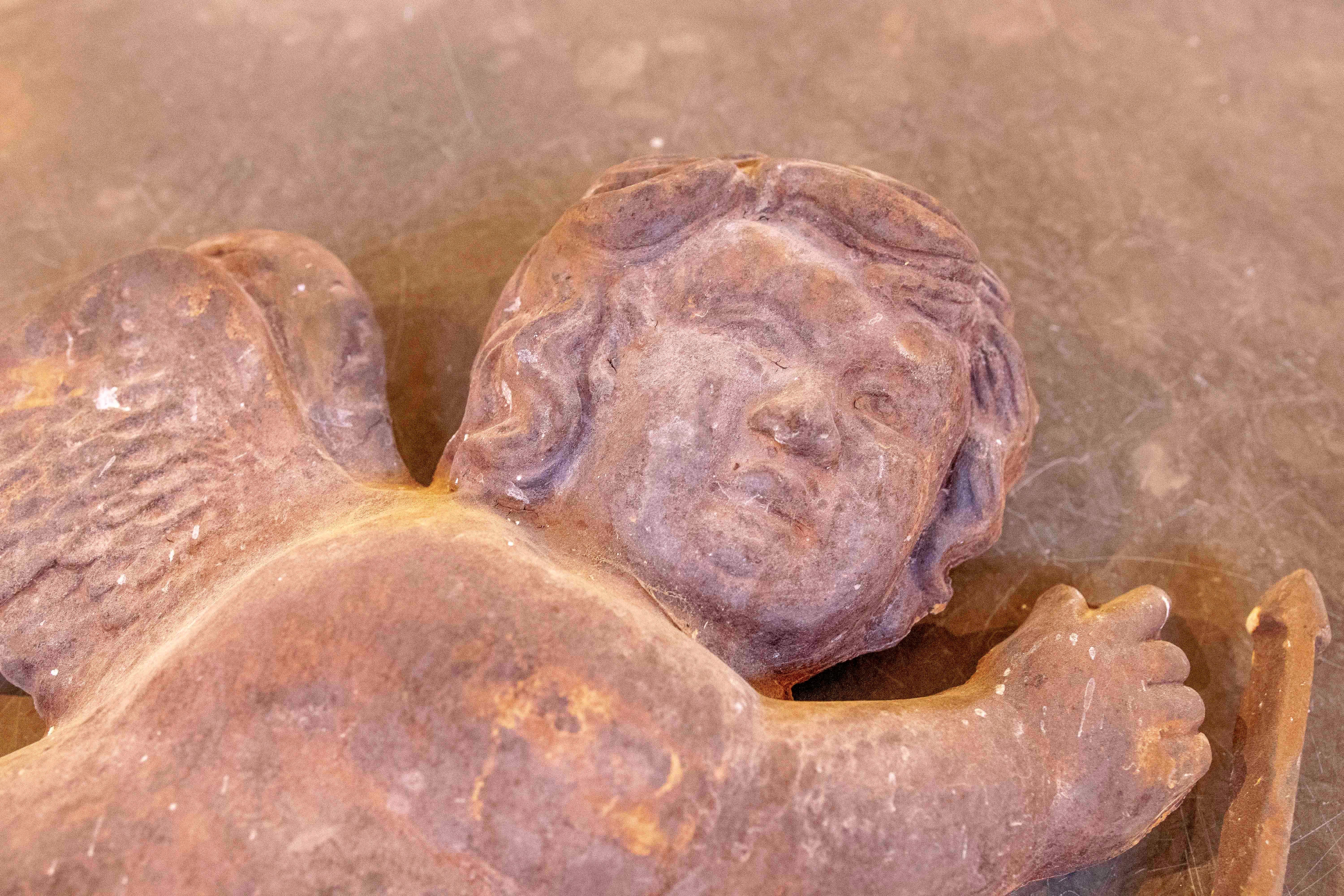 1970 Paire de grands chérubins décoratifs en fer ancien pour le mur en vente 14