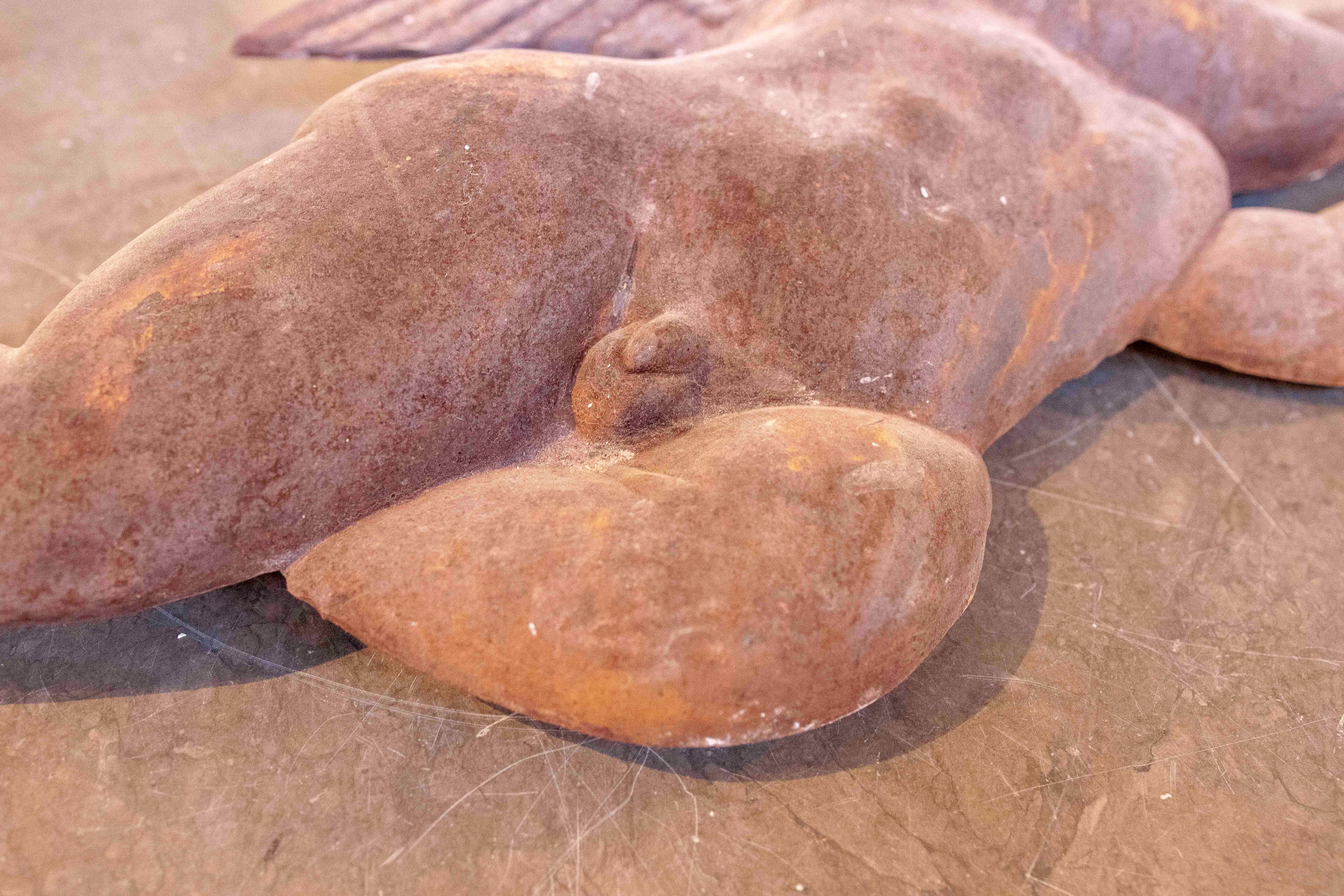 1970 Paire de grands chérubins décoratifs en fer ancien pour le mur Bon état - En vente à Marbella, ES