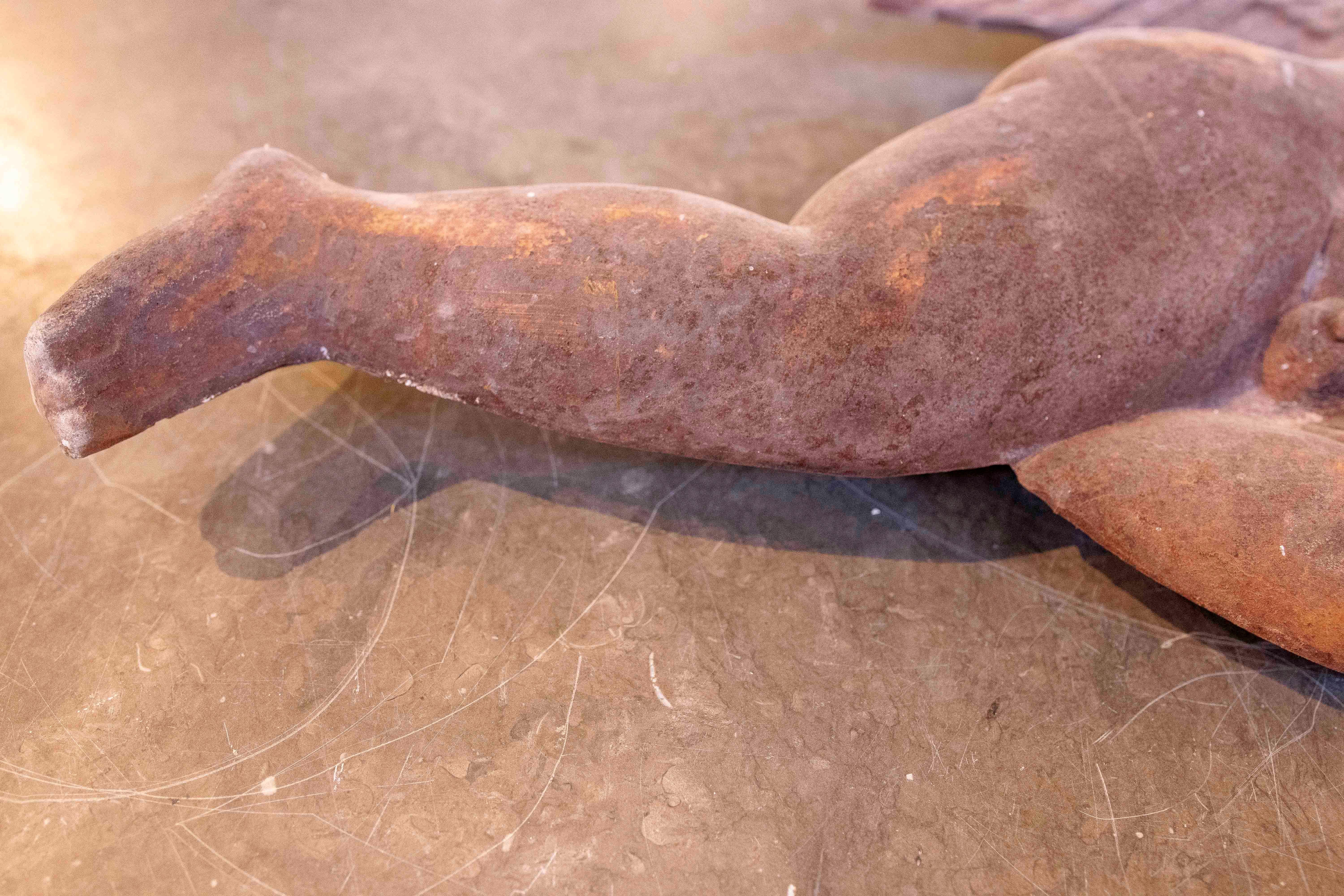 20ième siècle 1970 Paire de grands chérubins décoratifs en fer ancien pour le mur en vente