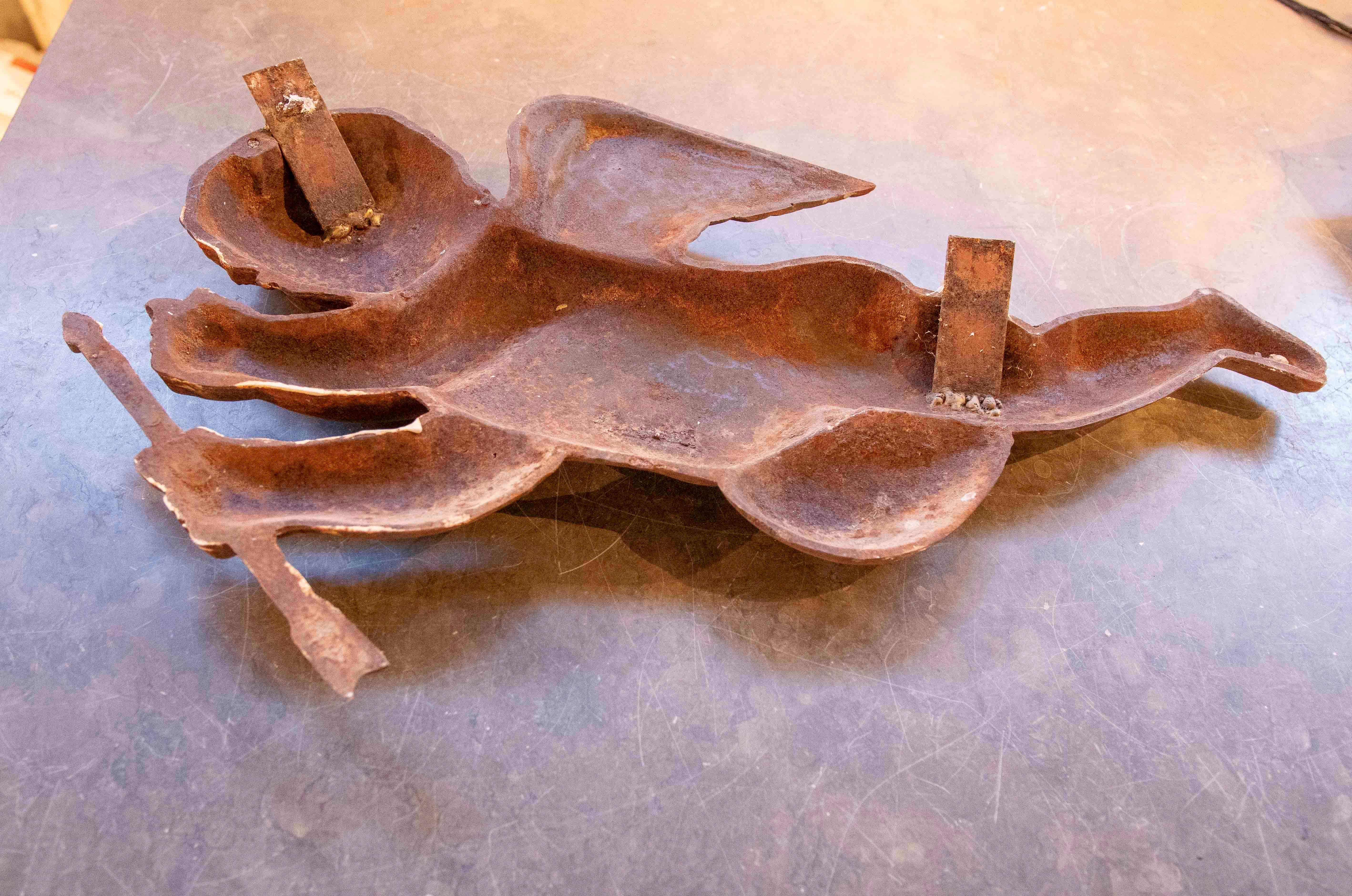 Fer 1970 Paire de grands chérubins décoratifs en fer ancien pour le mur en vente