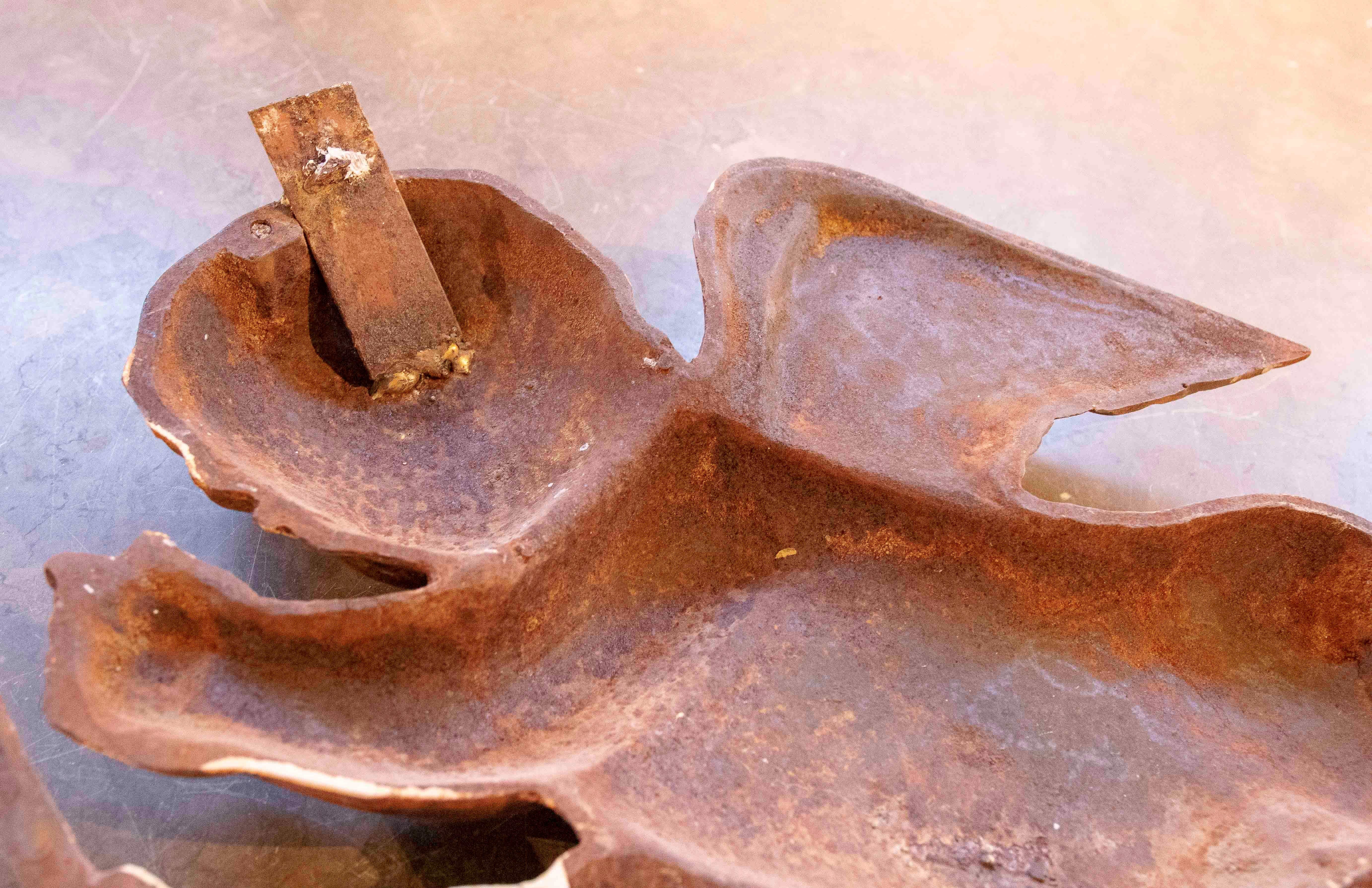 1970 Paire de grands chérubins décoratifs en fer ancien pour le mur en vente 1