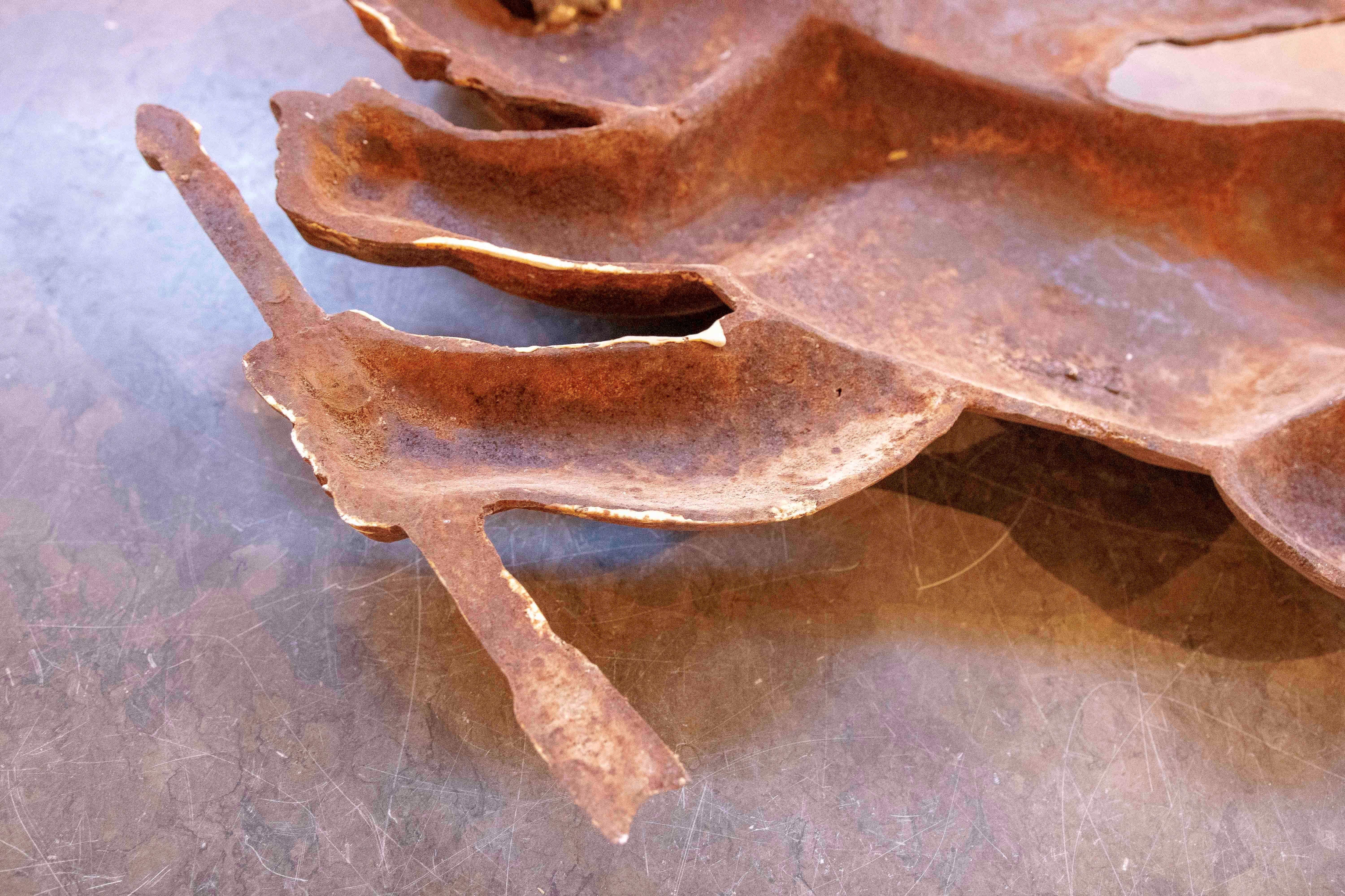 1970 Paire de grands chérubins décoratifs en fer ancien pour le mur en vente 2