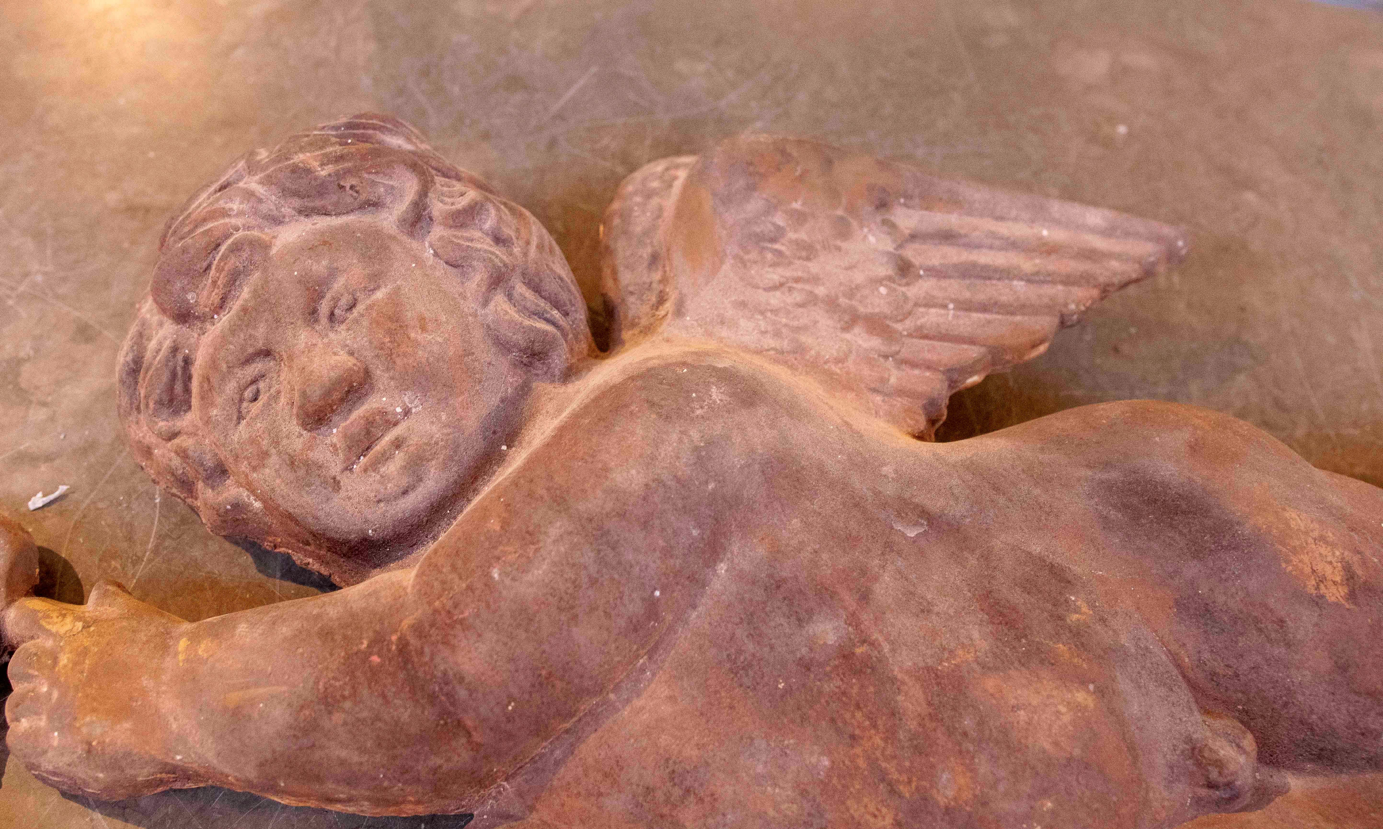 1970 Paire de grands chérubins décoratifs en fer ancien pour le mur en vente 3