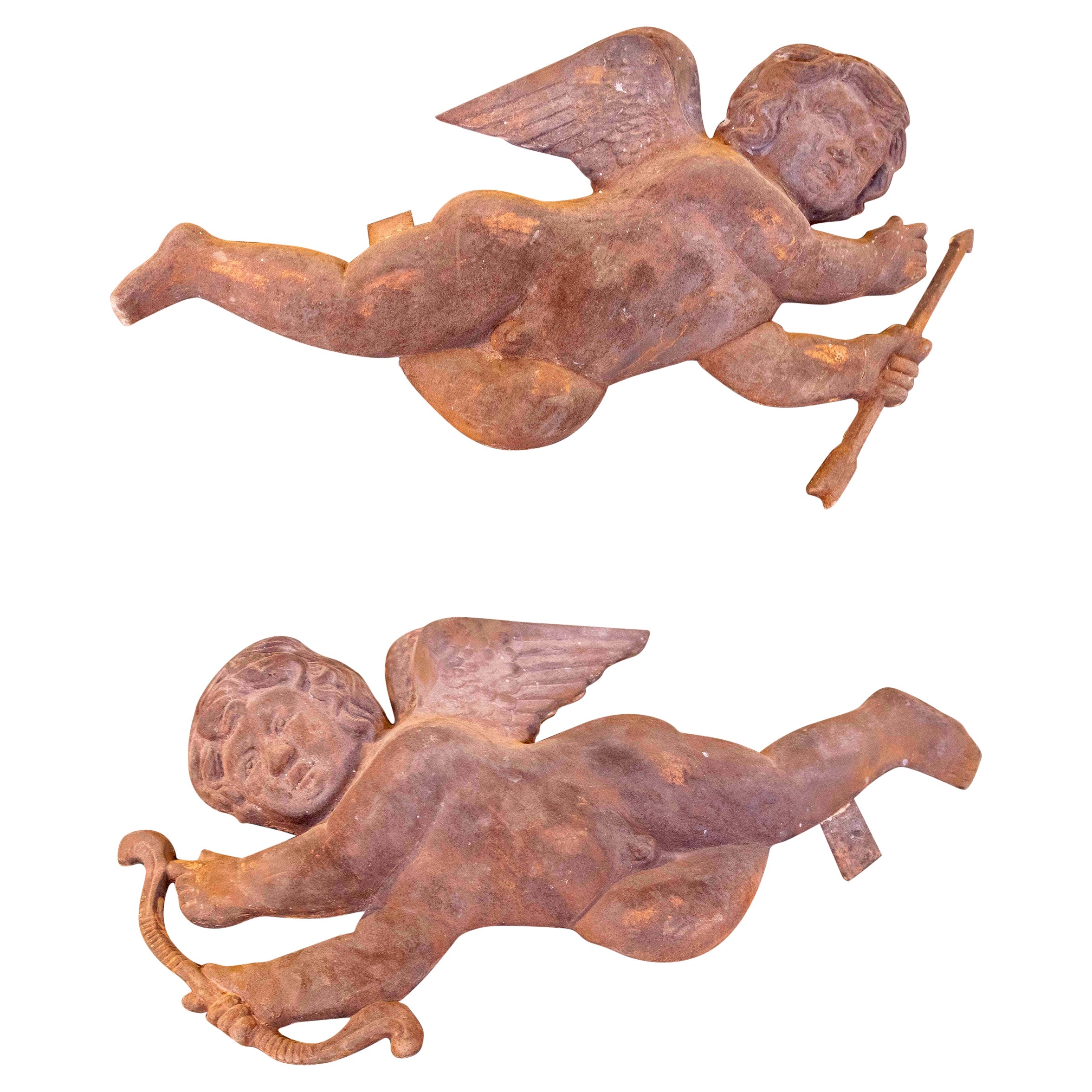 1970 Paire de grands chérubins décoratifs en fer ancien pour le mur en vente