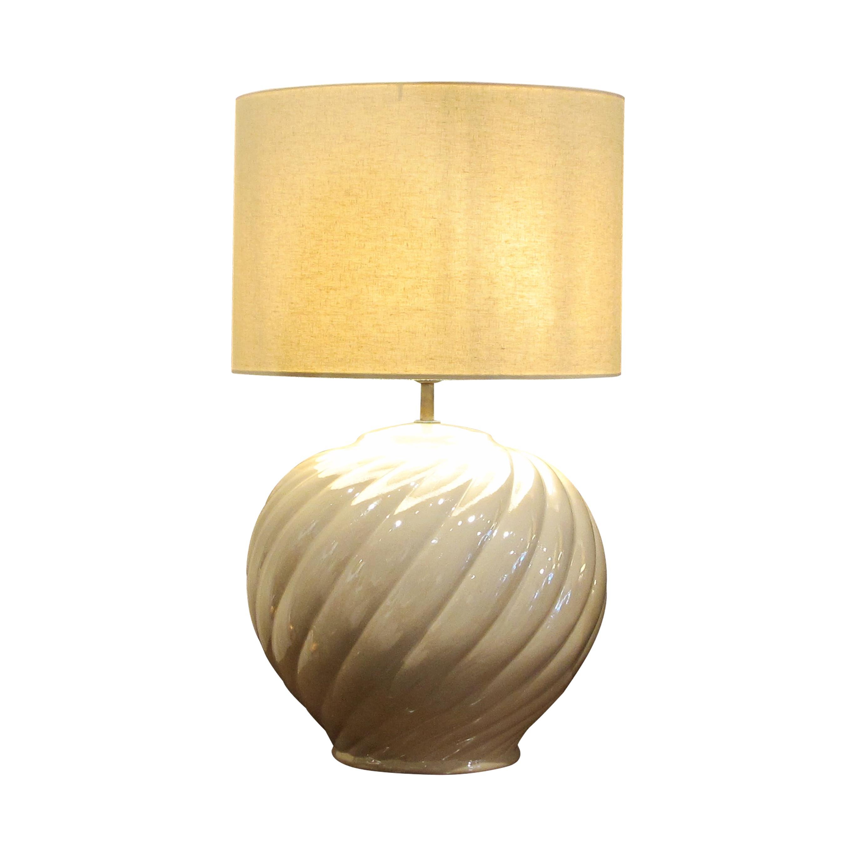 Un'impressionante coppia di lampade da tavolo molto grandi, progettate dal rinomato designer italiano Tommaso Barbi negli anni '70, caratterizzate da un elegante design a vortice. Le lampade sono realizzate in ceramica smaltata di alta qualità e
