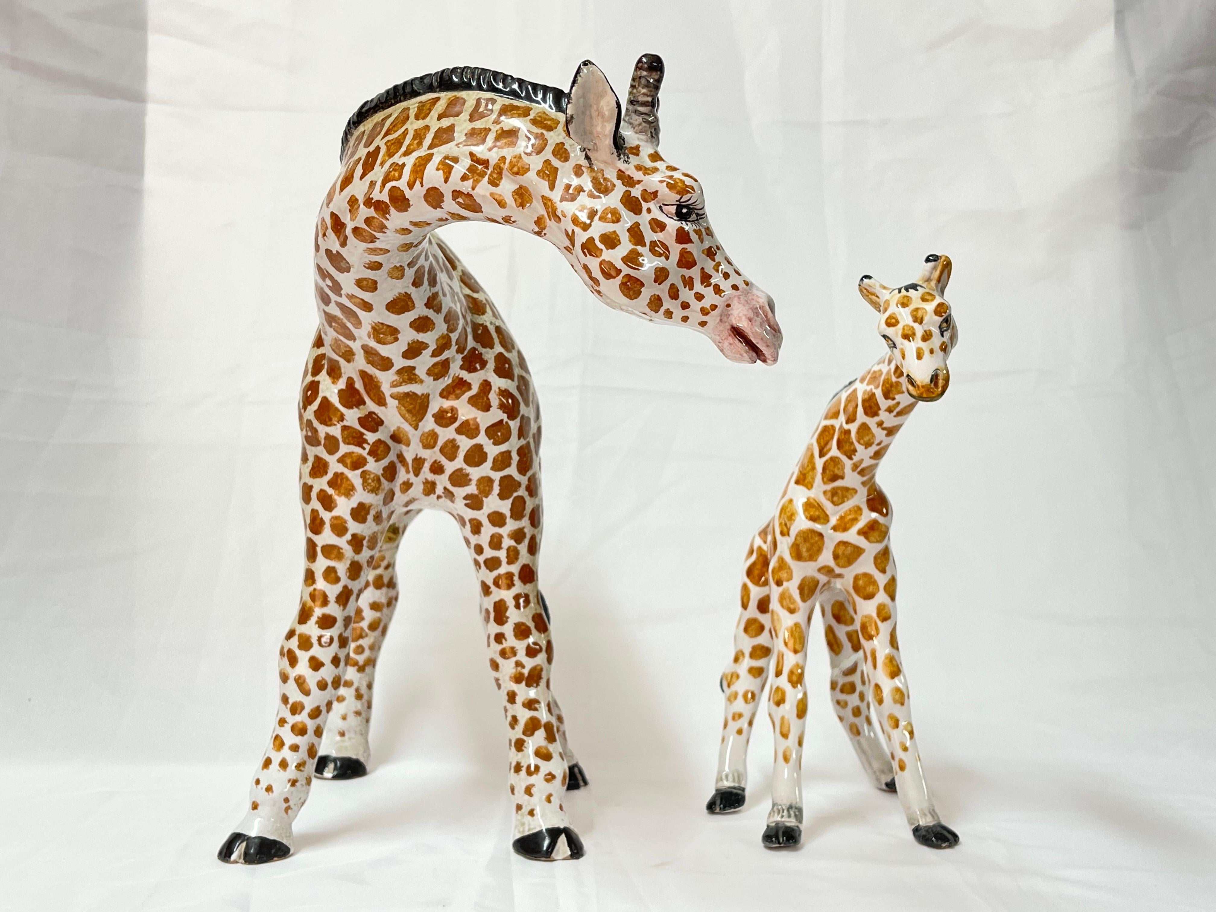 1970's Pair of Large Italian Ceramic Giraffes. Liebevolle Mutter und Baby .
Die größte Giraffe misst ungefähr: 14,25