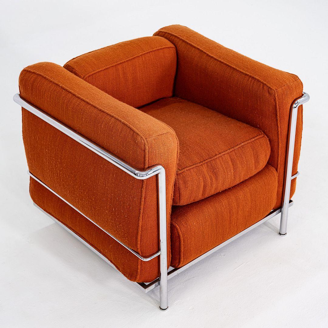Il s'agit d'une paire de chaises longues LC2 Petit Modele, conçues à l'origine en 1928 par Le Corbusier et ses collaborateurs, Pierre Jeanneret et Charlotte Perriand. Ces exemplaires ont été produits en Italie dans les années 1970 par Cassina. Ils