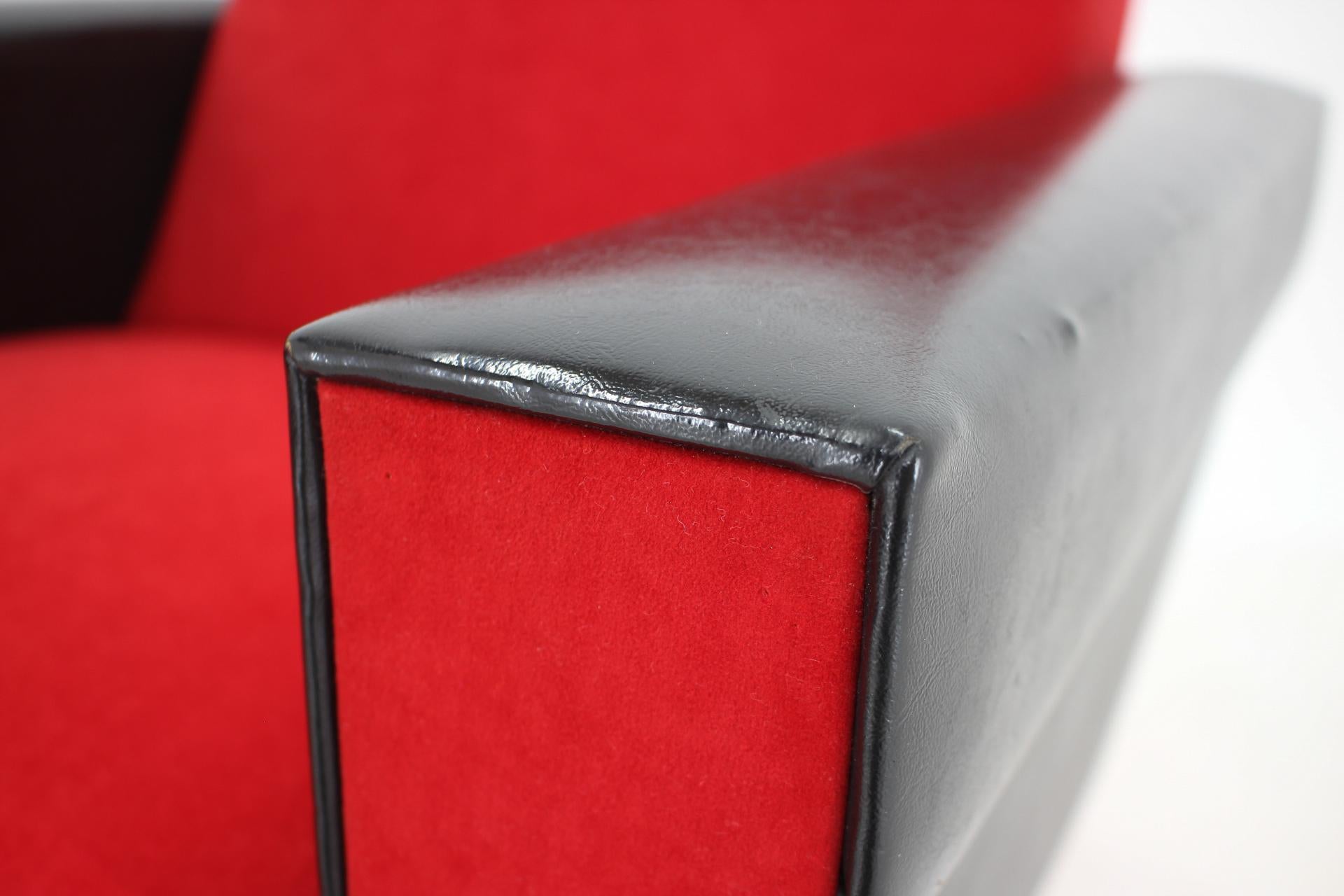 Paire de fauteuils en similicuir et tissu rouge des années 1970, Tchécoslovaquie en vente 4