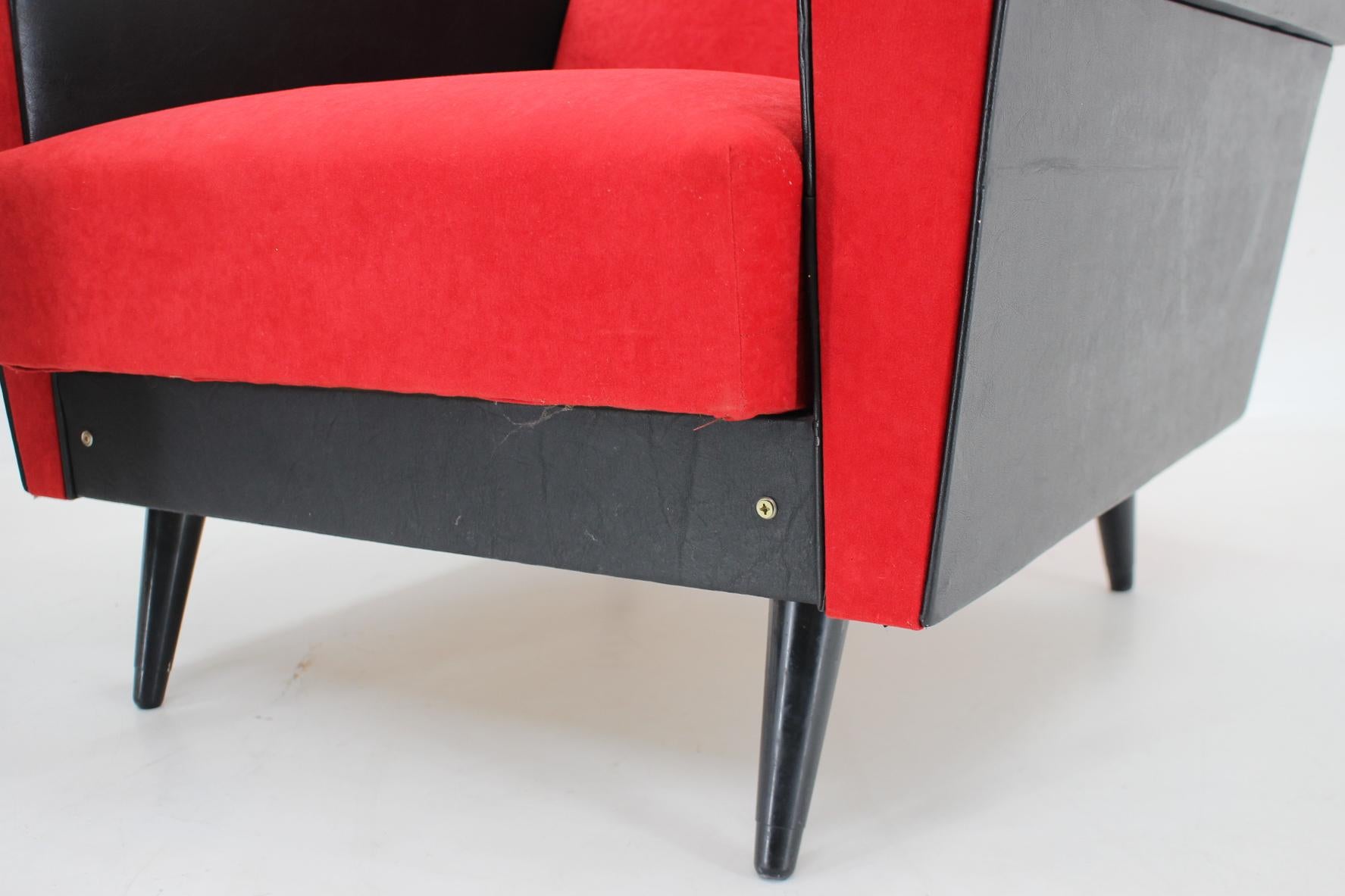 Paire de fauteuils en similicuir et tissu rouge des années 1970, Tchécoslovaquie en vente 5