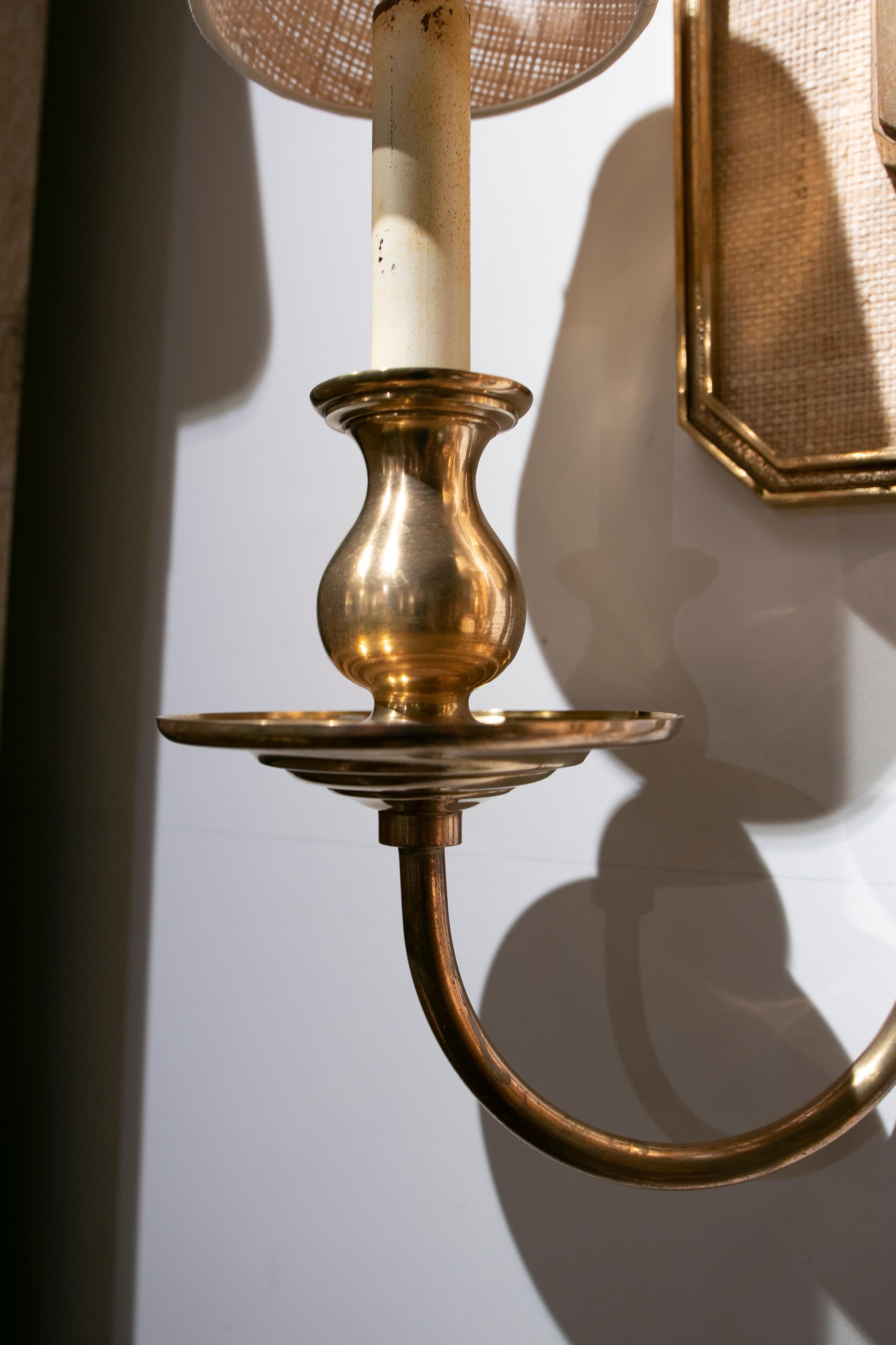 Paire d'appliques en bronze doublé avec abat-jour en raphia, datant des années 1970 en vente 6