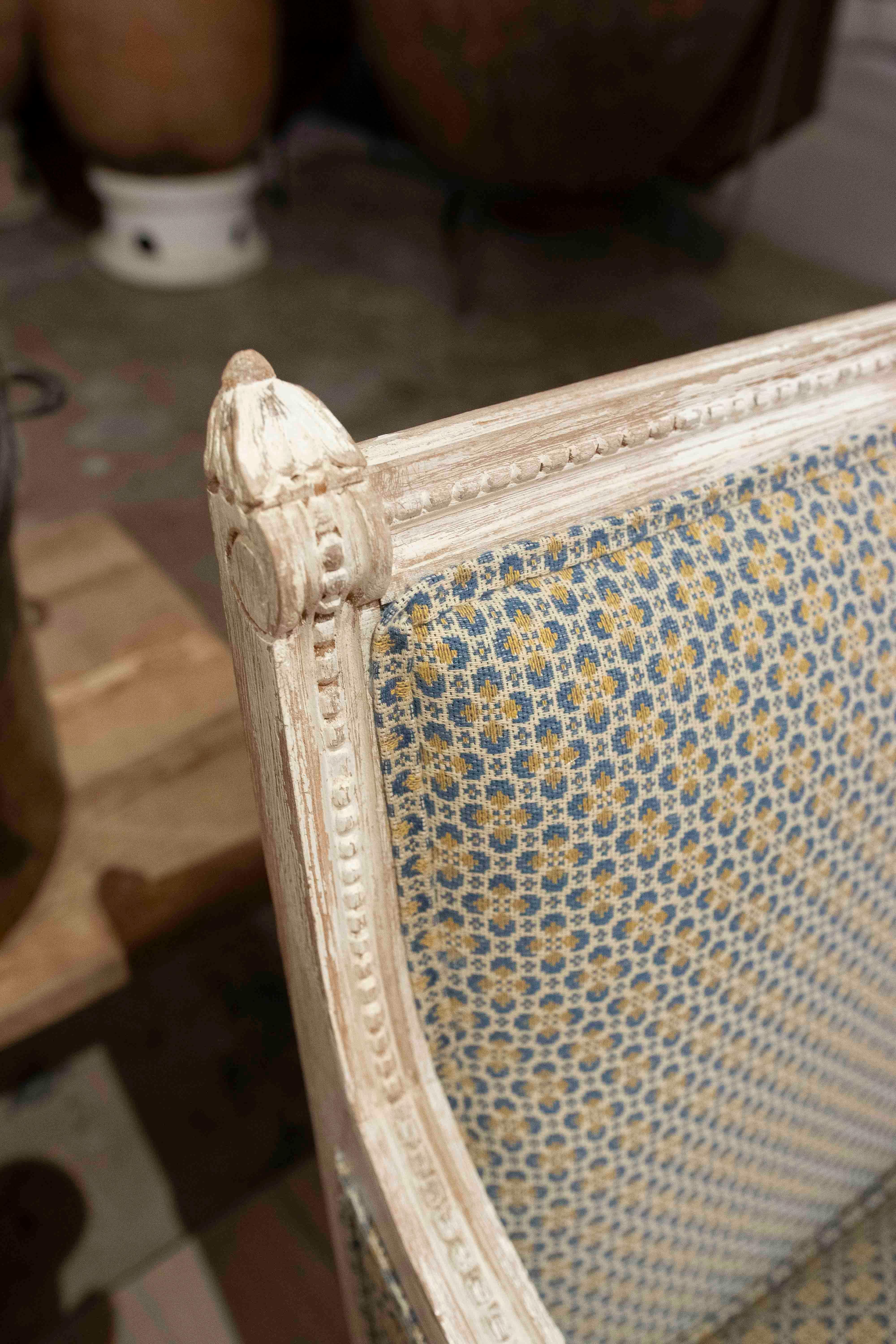 1970er Jahre Paar Louis XVI-Sessel mit geometrischer Polsterung im Angebot 3