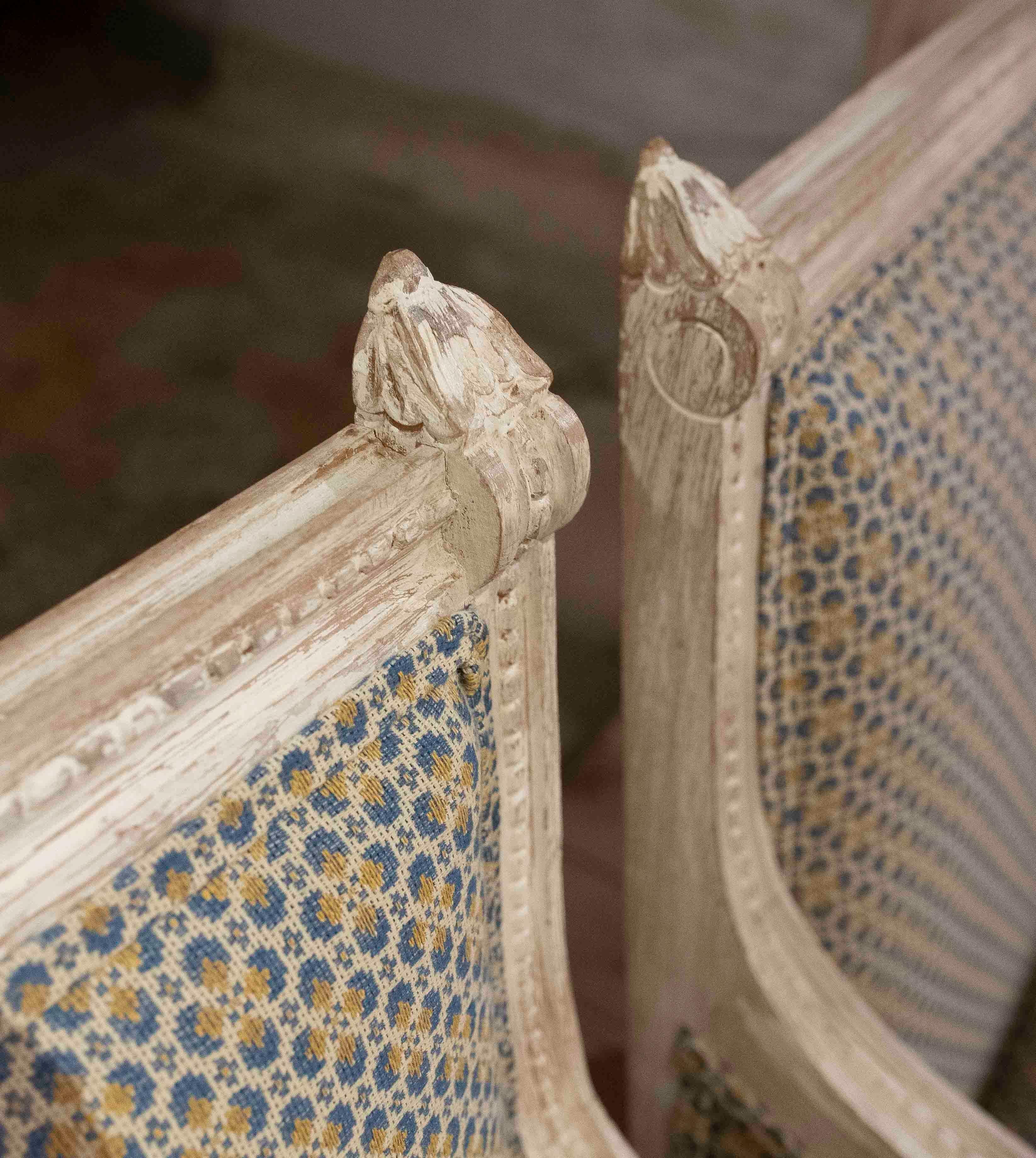 1970er Jahre Paar Louis XVI-Sessel mit geometrischer Polsterung im Angebot 4