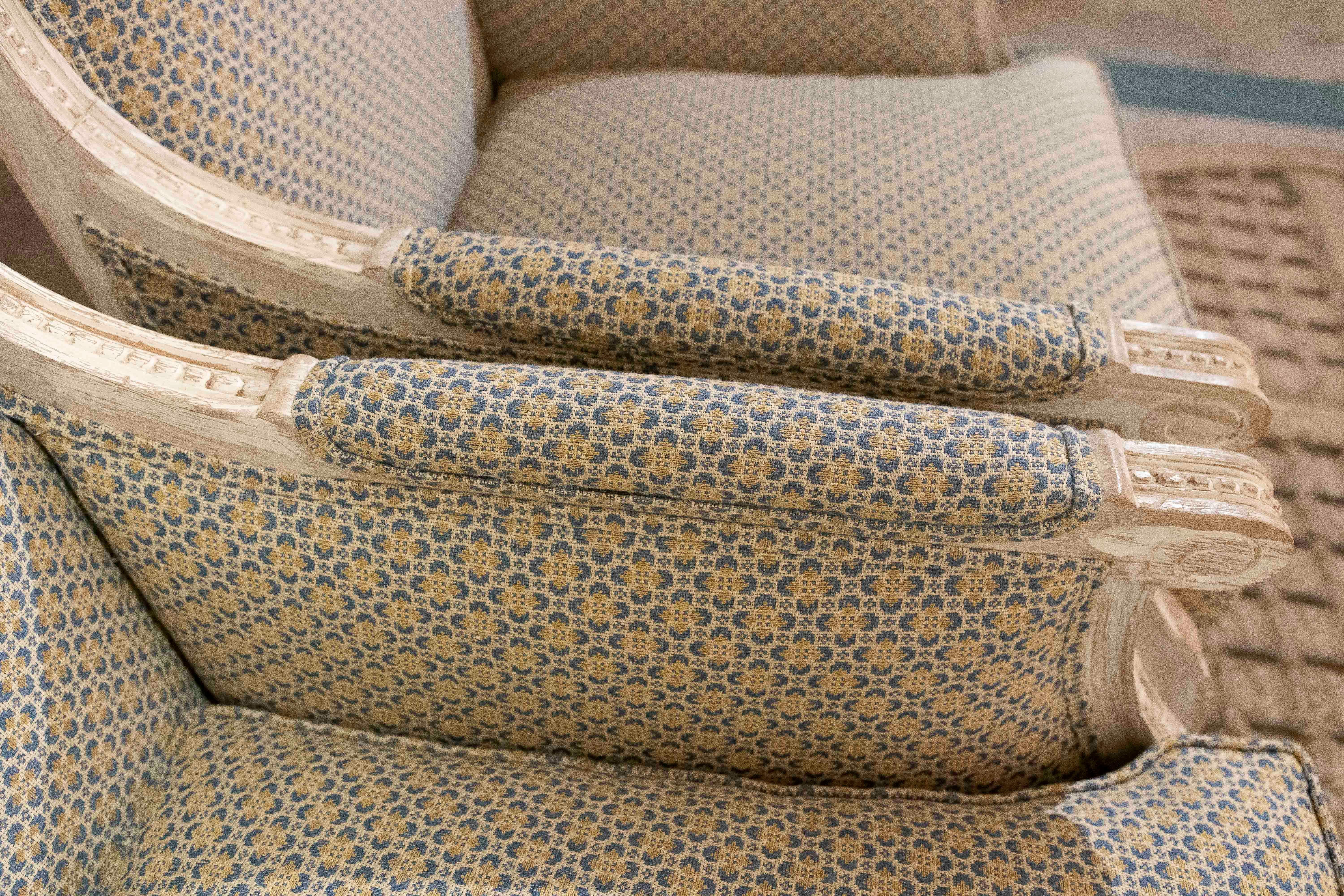 1970er Jahre Paar Louis XVI-Sessel mit geometrischer Polsterung im Angebot 5