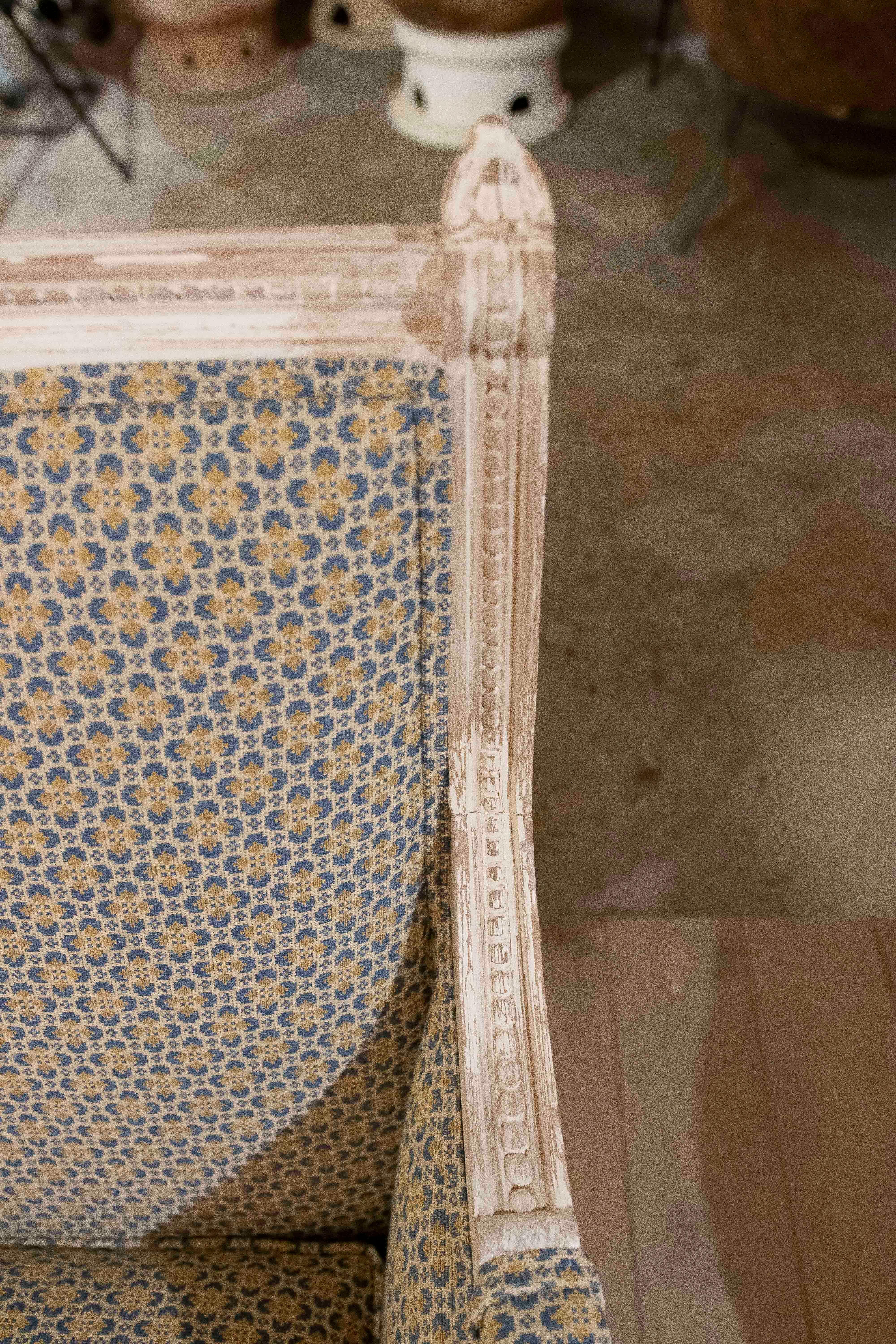 1970er Jahre Paar Louis XVI-Sessel mit geometrischer Polsterung im Angebot 6