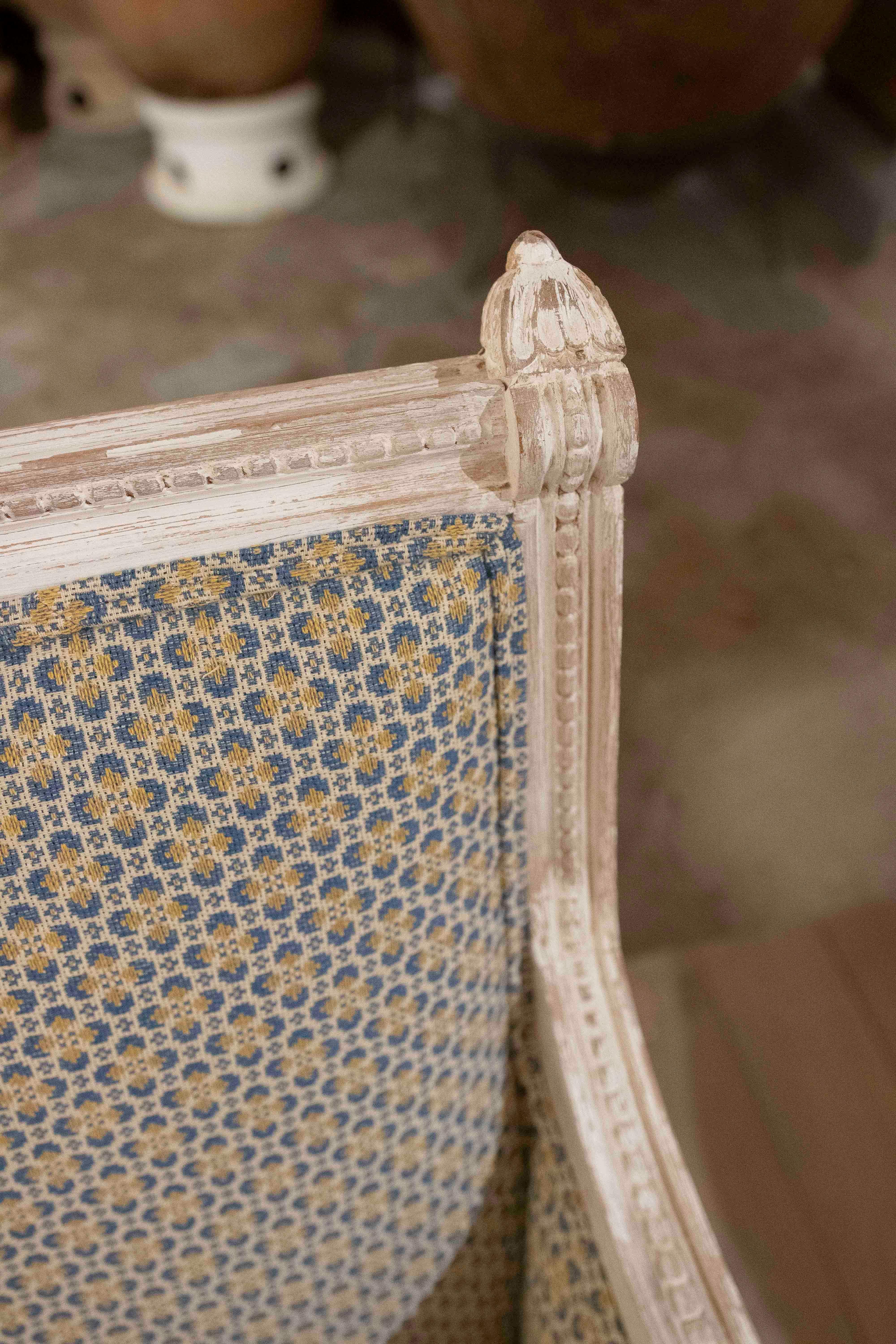 1970er Jahre Paar Louis XVI-Sessel mit geometrischer Polsterung im Angebot 7