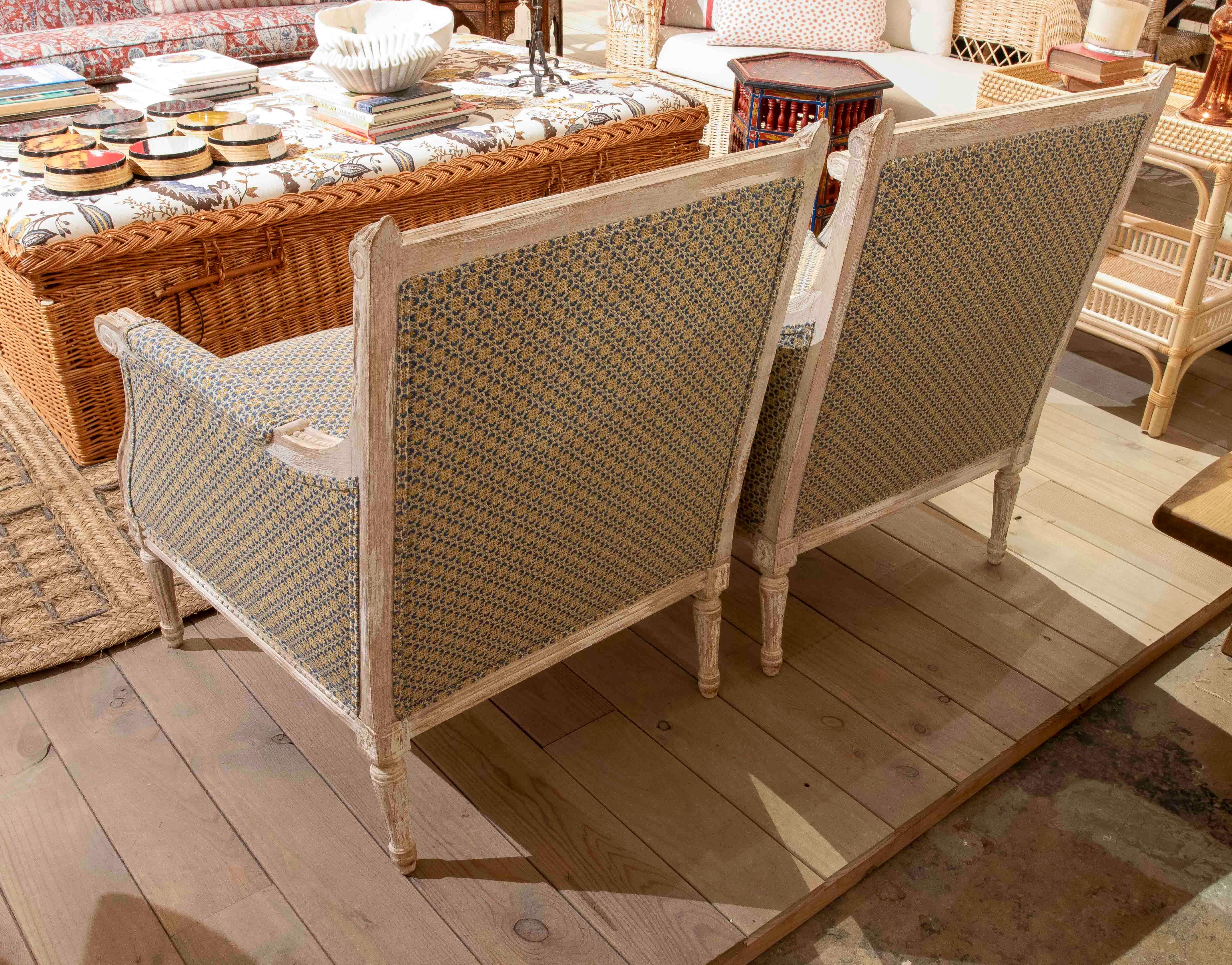 1970er Jahre Paar Louis XVI-Sessel mit geometrischer Polsterung (Louis XVI.) im Angebot