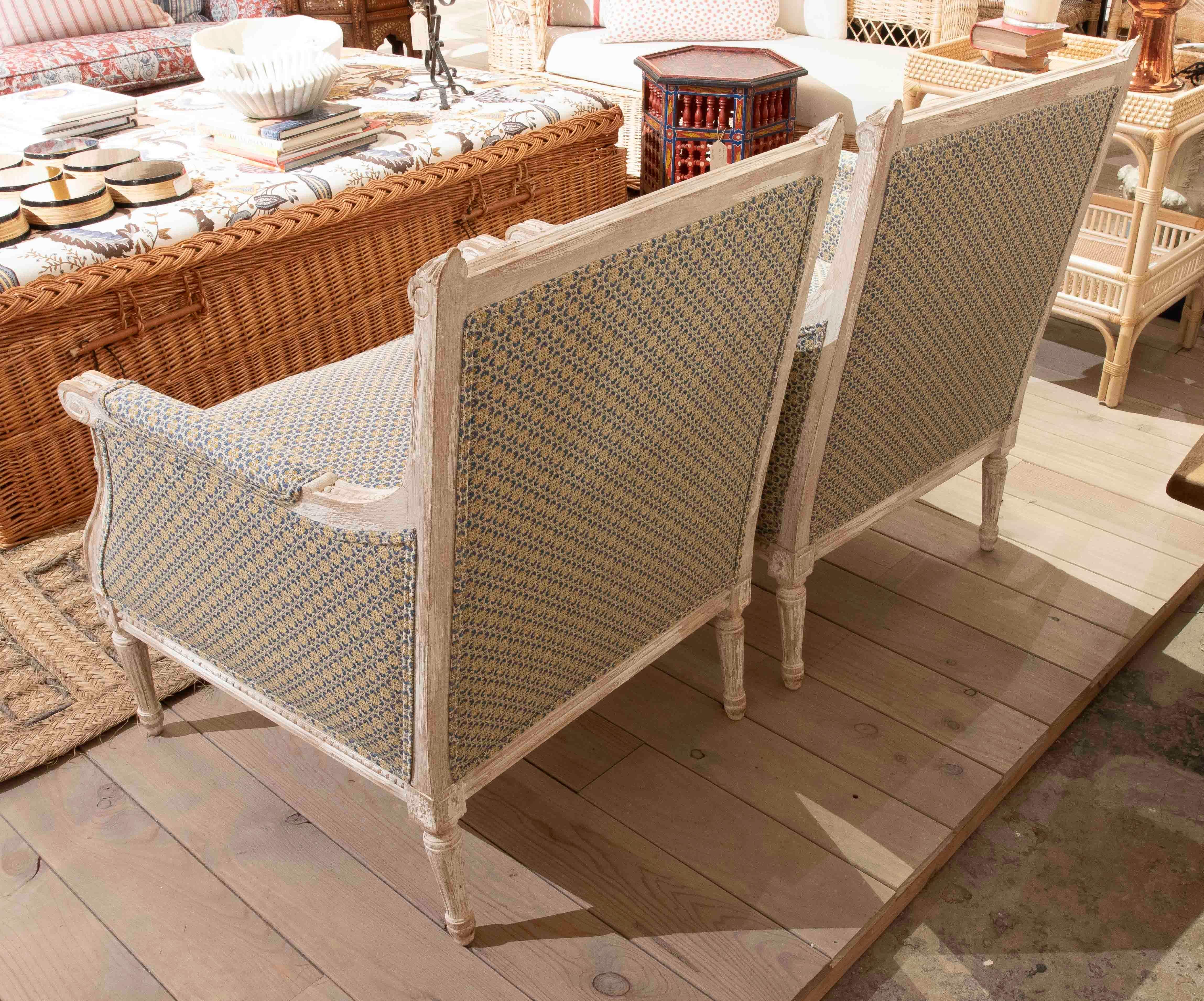 1970er Jahre Paar Louis XVI-Sessel mit geometrischer Polsterung (Spanisch) im Angebot