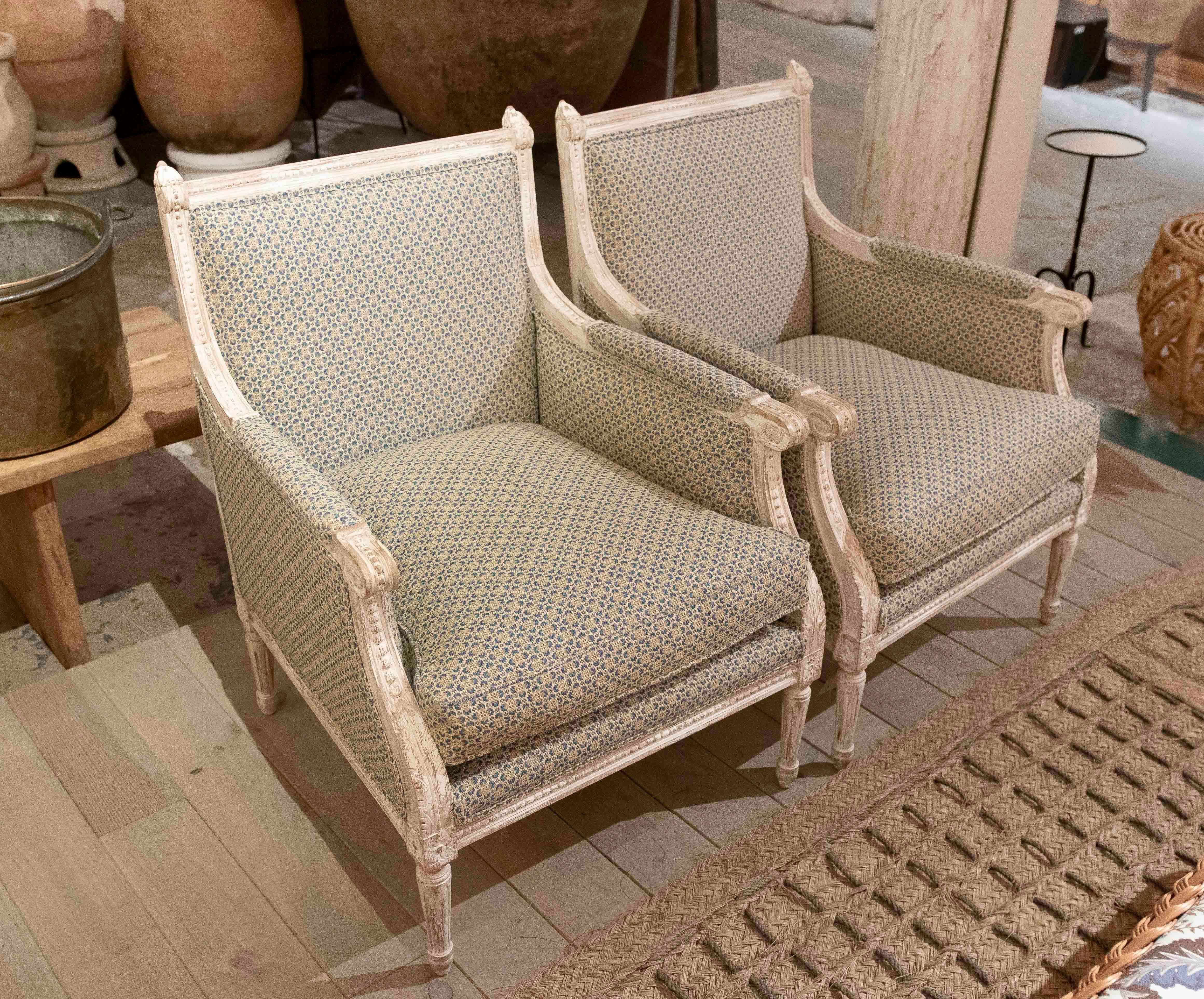 1970er Jahre Paar Louis XVI-Sessel mit geometrischer Polsterung (20. Jahrhundert) im Angebot