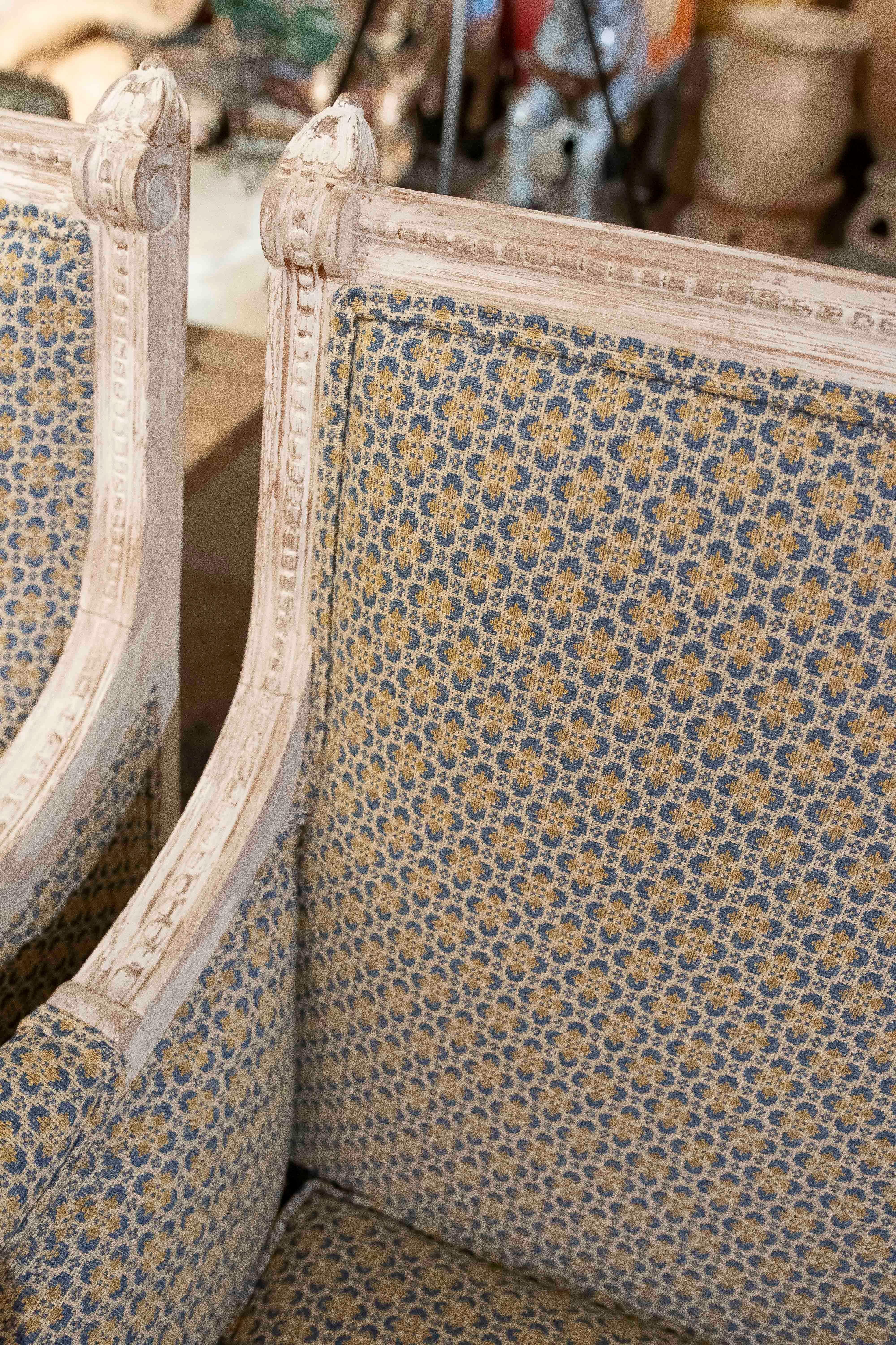 1970er Jahre Paar Louis XVI-Sessel mit geometrischer Polsterung (Stoff) im Angebot