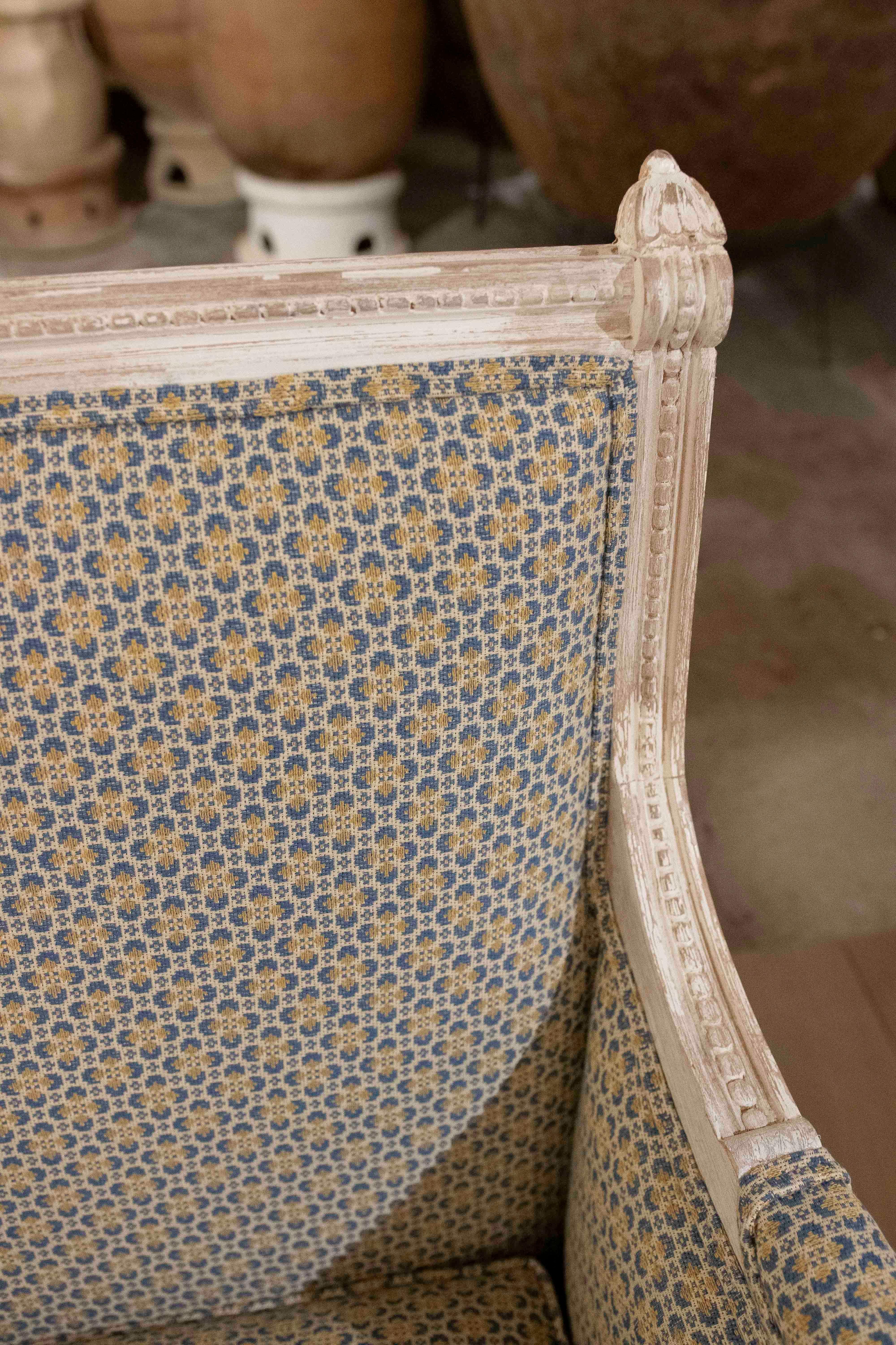 1970er Jahre Paar Louis XVI-Sessel mit geometrischer Polsterung im Angebot 1