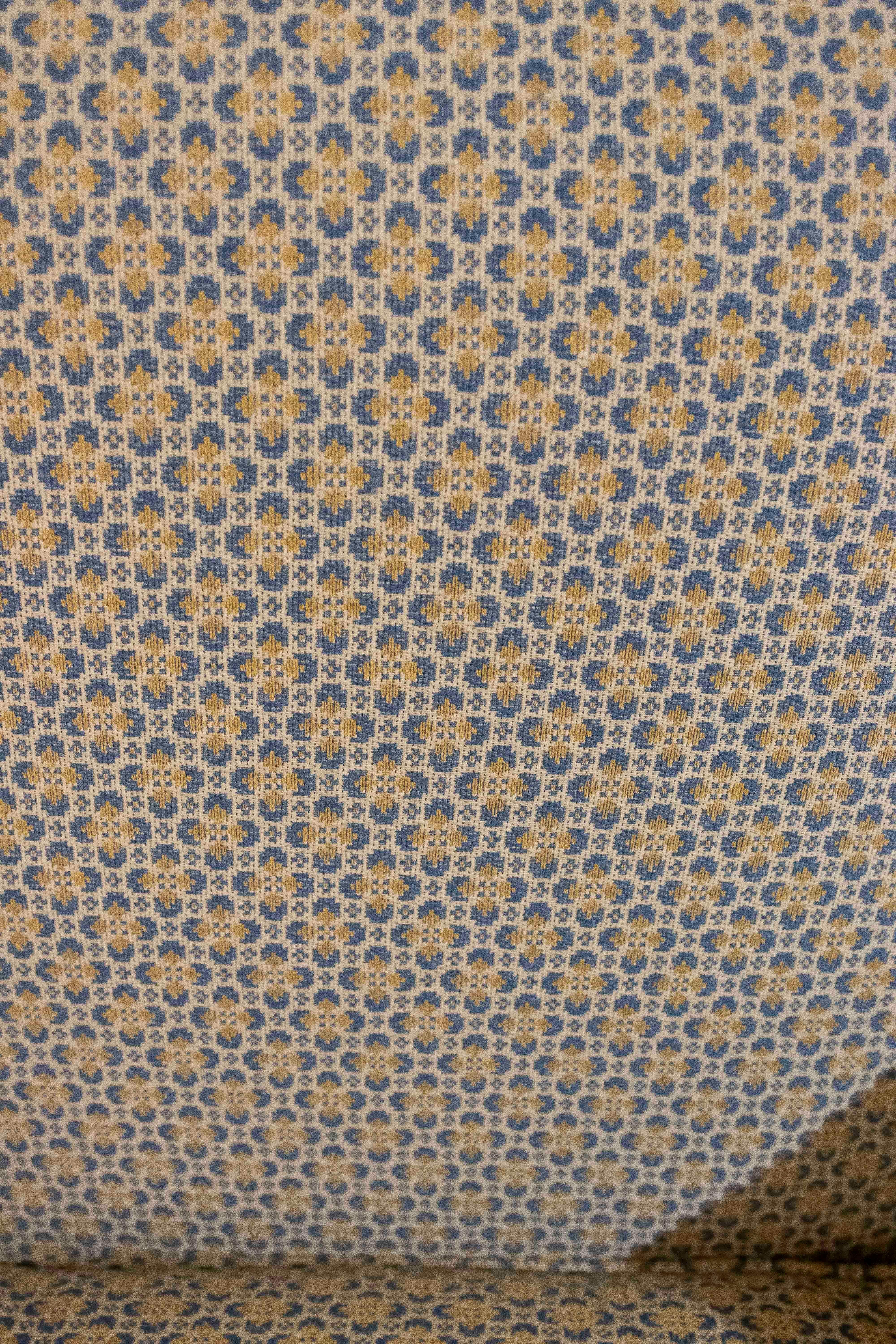 1970er Jahre Paar Louis XVI-Sessel mit geometrischer Polsterung im Angebot 2