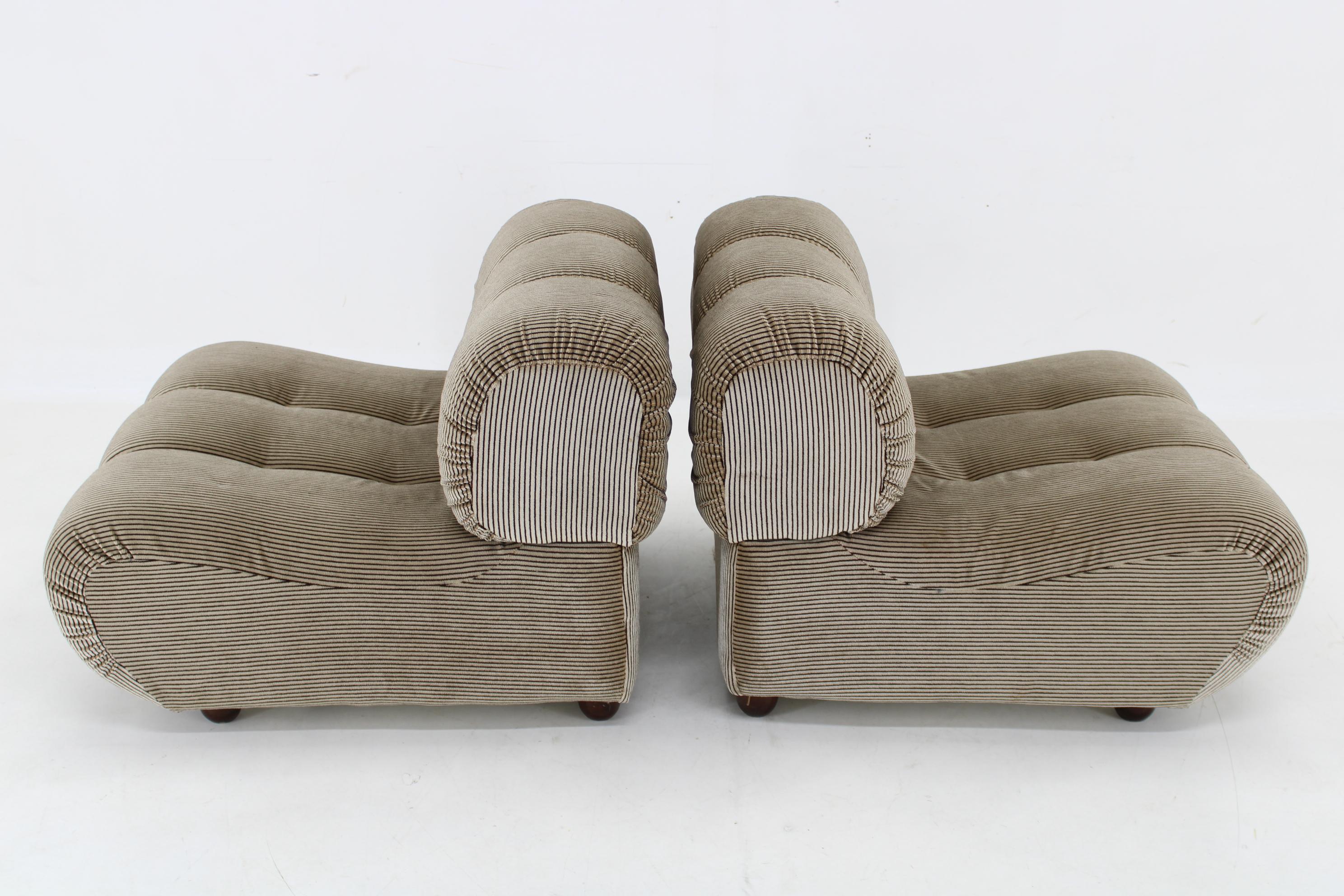Fabric 1970s Pair of Giuseppe Munari Lounge Chairs , Italy 