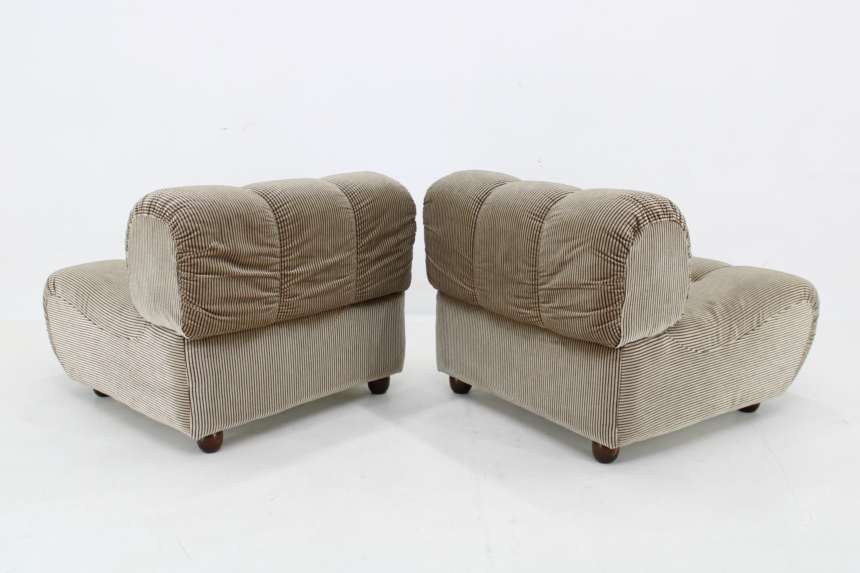 1970s Pair of Giuseppe Munari Lounge Chairs , Italy  1