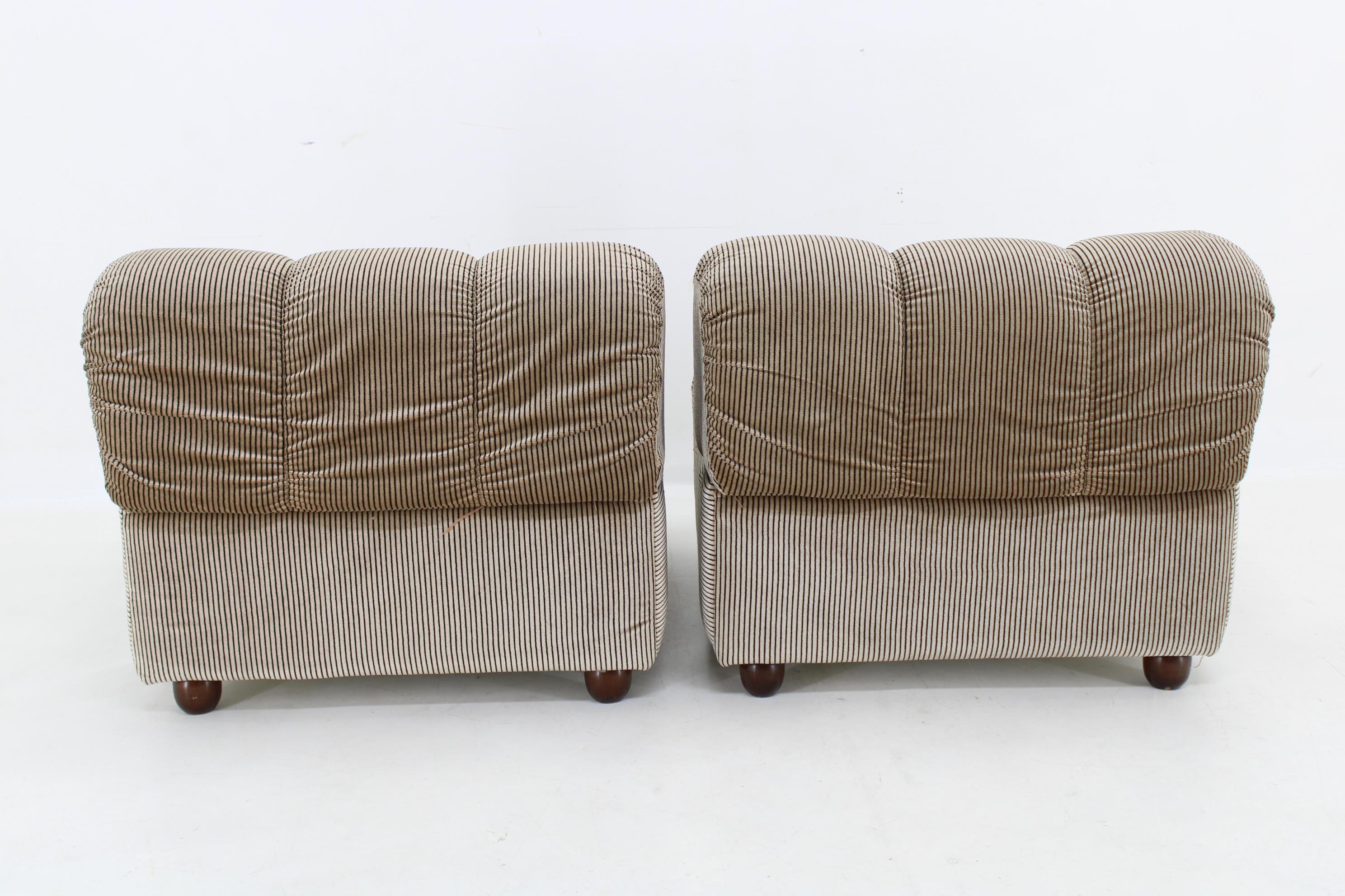 1970s Pair of Giuseppe Munari Lounge Chairs , Italy  2