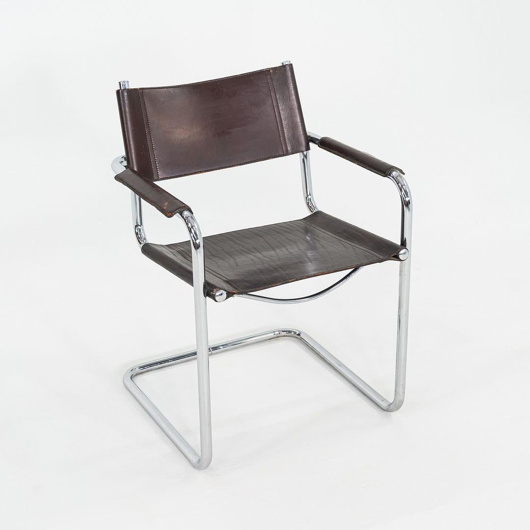 Il s'agit d'une paire de fauteuils de salle à manger Mart Stam, conçus à l'origine par Mart Stam en 1926. Ces exemples particuliers ont été produits par Matteo Grassi en Italie et datent des années 1970. Les chaises sont dotées d'un piétement luge