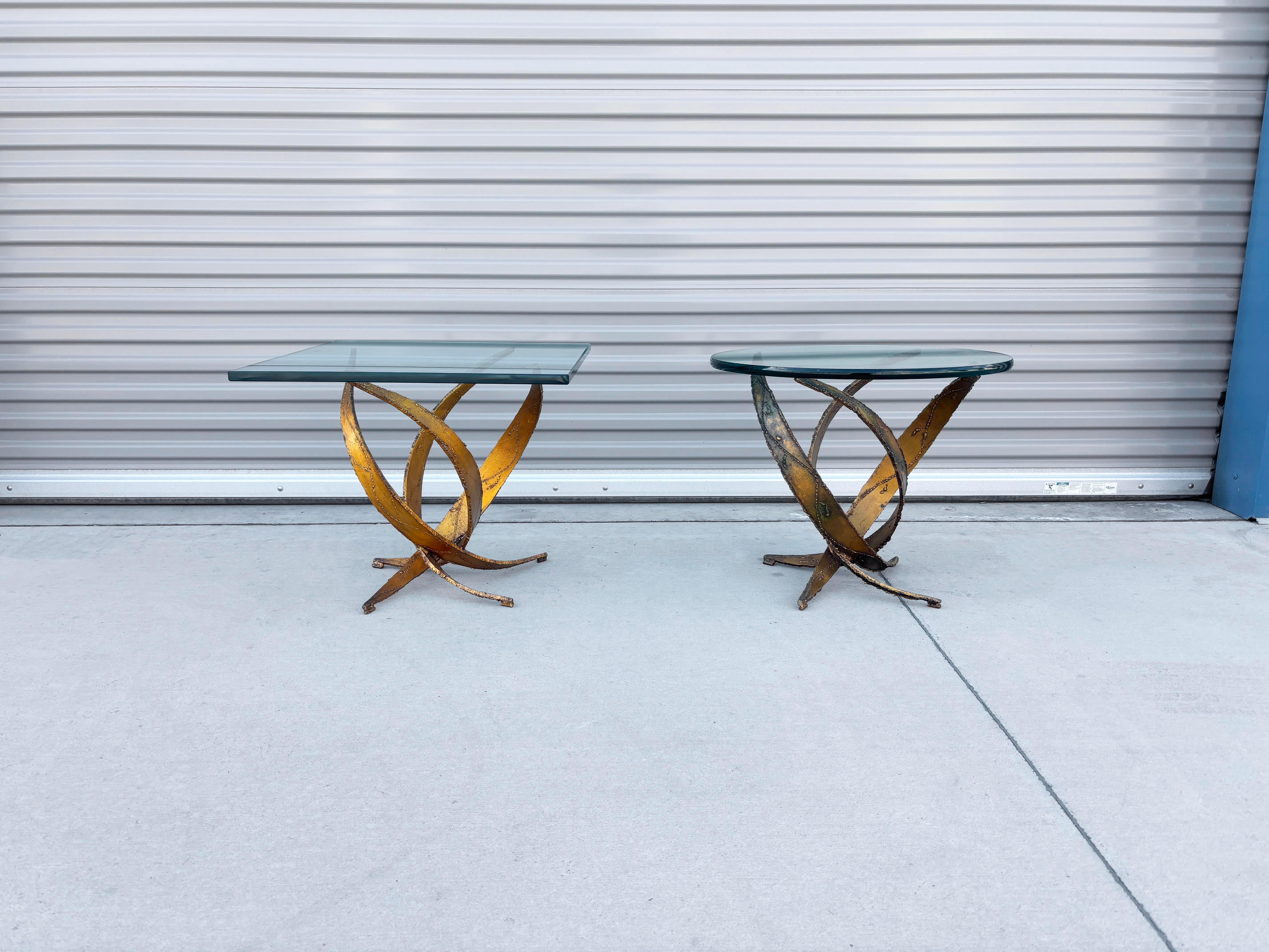 ✨ Brutalistischer Stil der Jahrhundertmitte in Gold und Glas ✨

Dieses außergewöhnliche Beistelltischpaar von Silas Seandel aus den 1970er Jahren ist eine perfekte Kombination aus Form und Funktion. Diese Tische aus geschwungenen, goldfarbenen,