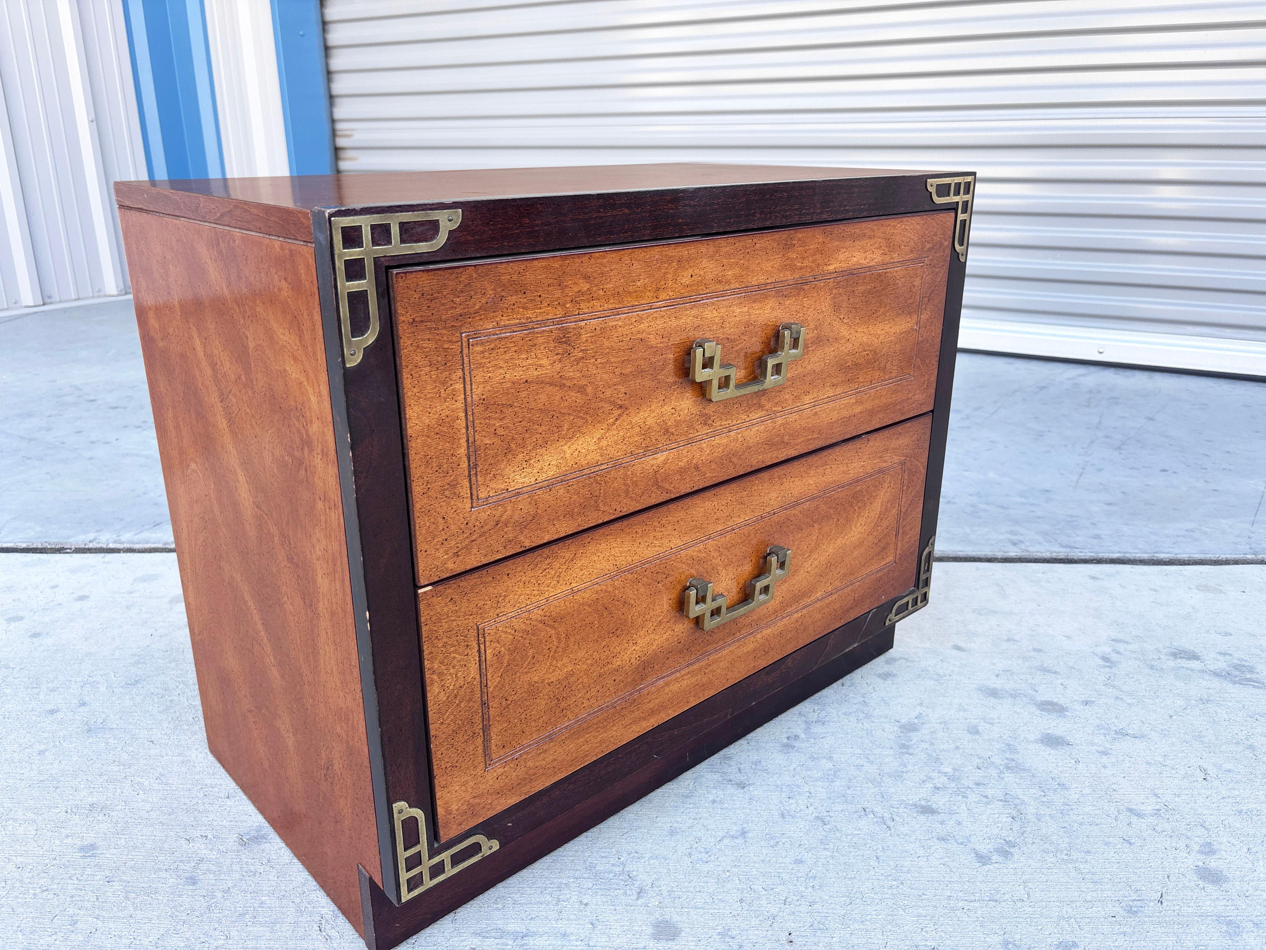 Coppia di comodini in legno di noce e ottone del Medioevo degli anni '70 in vendita 3