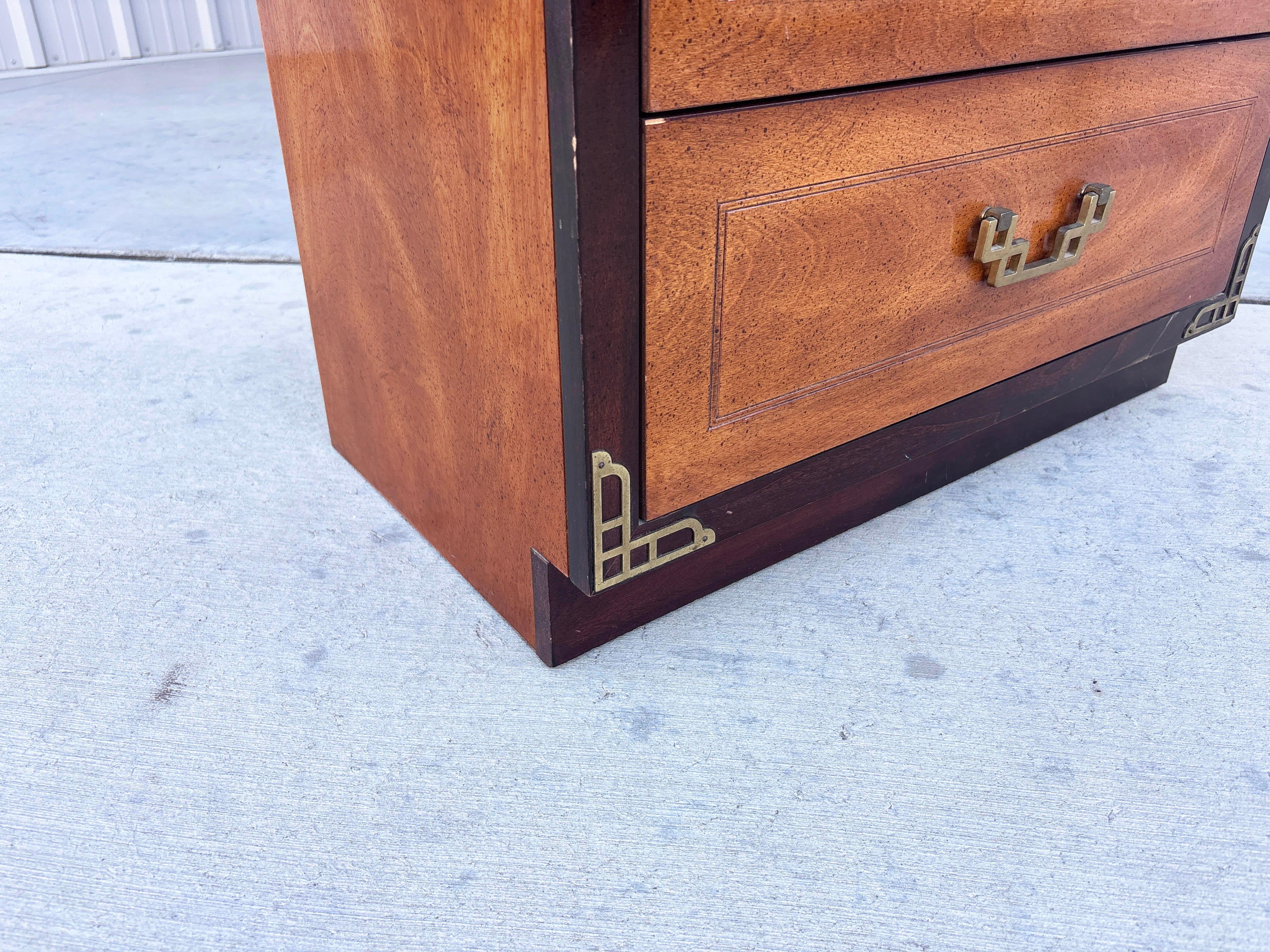 Coppia di comodini in legno di noce e ottone del Medioevo degli anni '70 in vendita 4