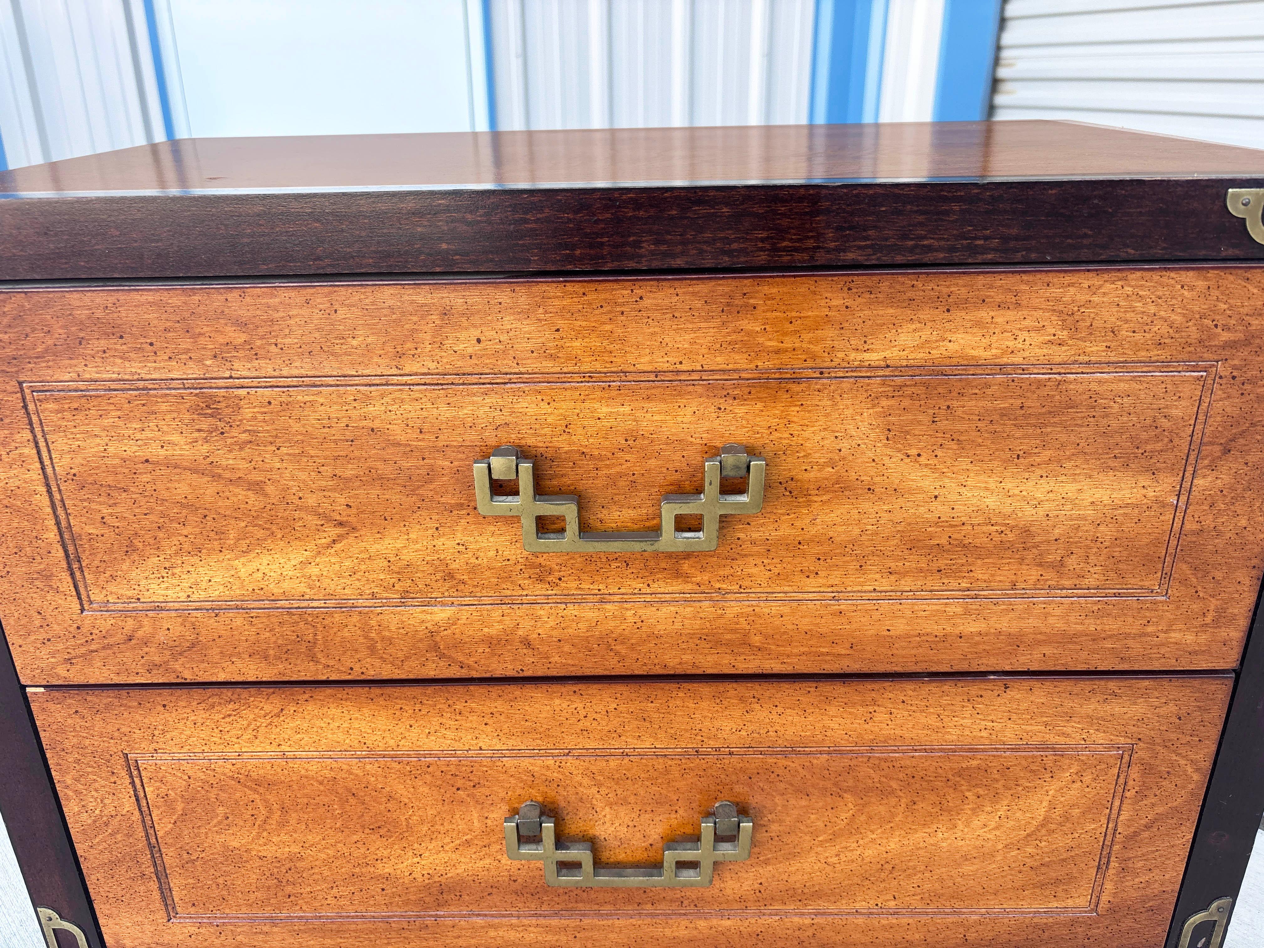 Coppia di comodini in legno di noce e ottone del Medioevo degli anni '70 in vendita 5