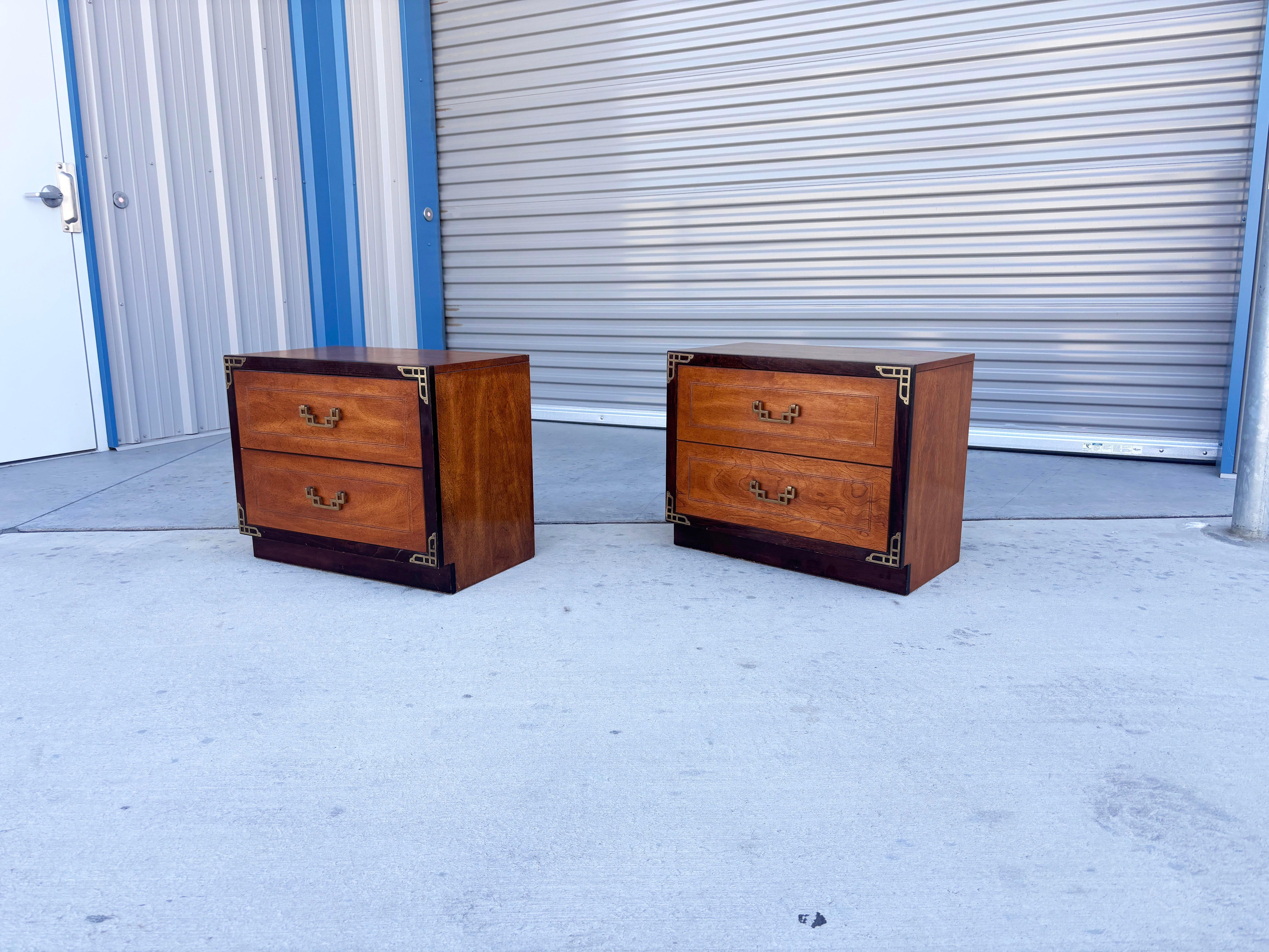 Mid-Century moderno Coppia di comodini in legno di noce e ottone del Medioevo degli anni '70 in vendita